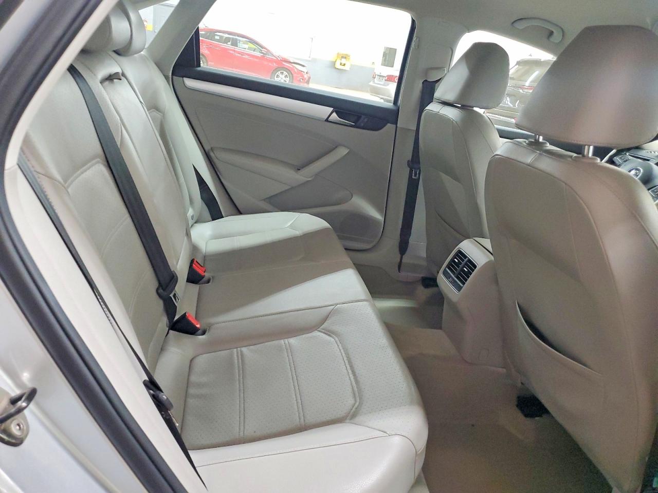 2013 Volkswagen Passat Se Серебряный vin: 1VWBP7A38DC013389