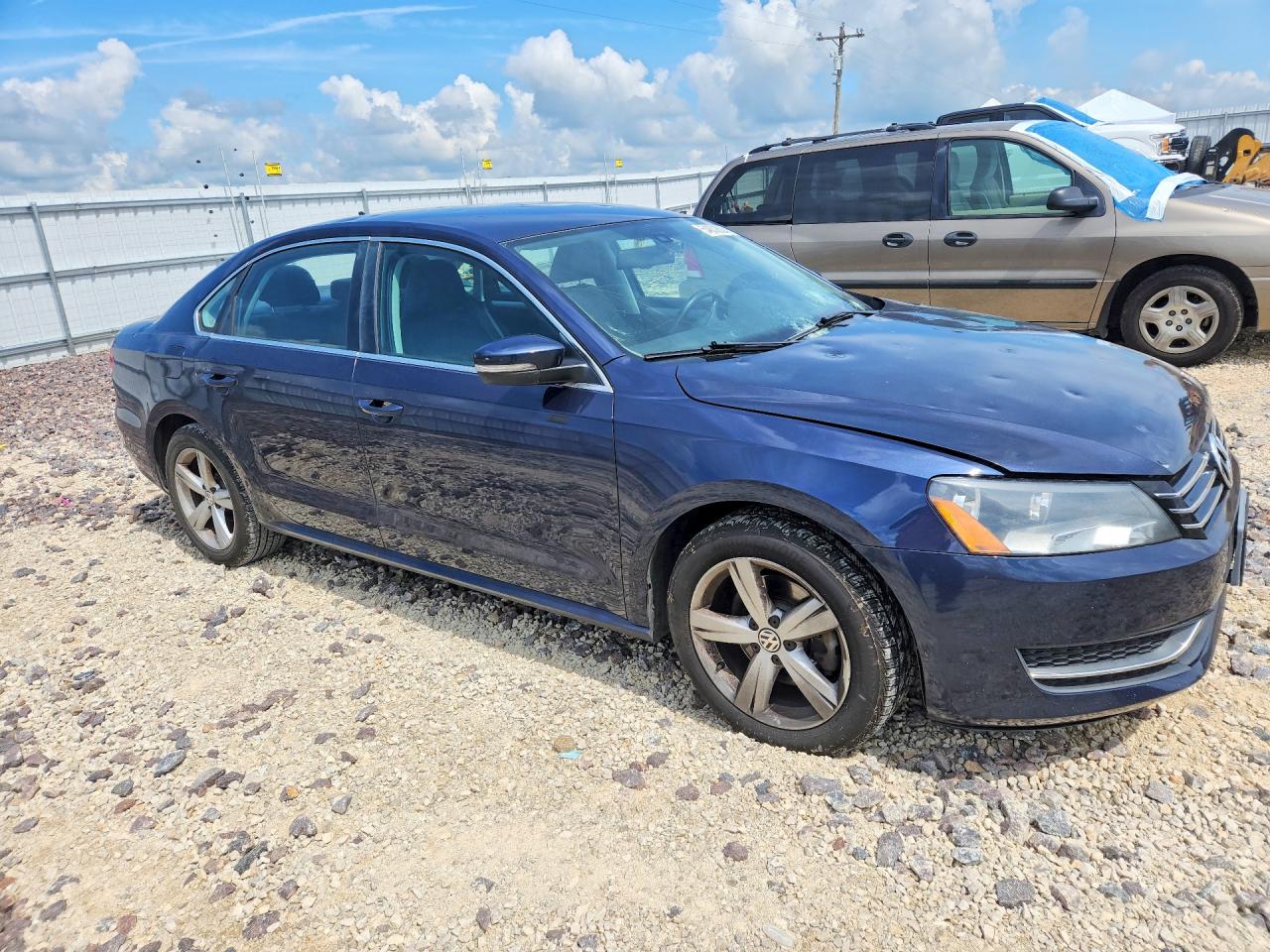 2013 Volkswagen Passat Se Blue vin: 1VWBP7A38DC086228