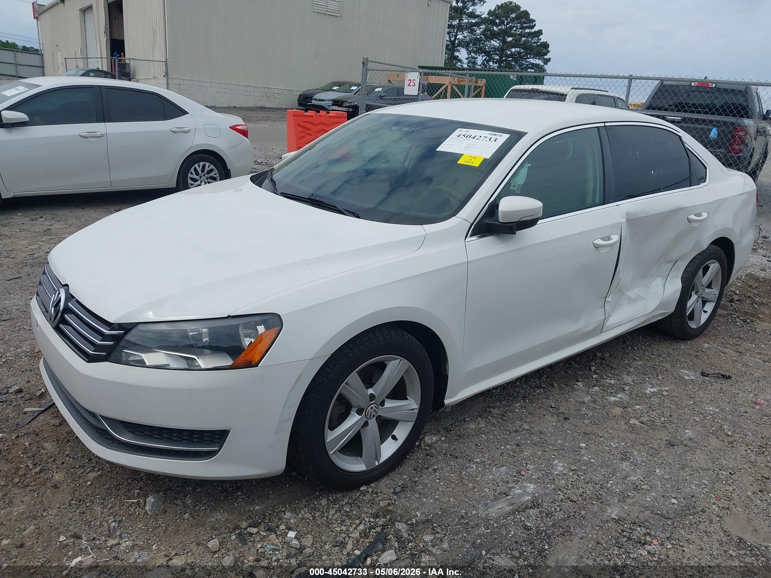 2013 Volkswagen Passat 2.5l Se White vin: 1VWBP7A39DC018469