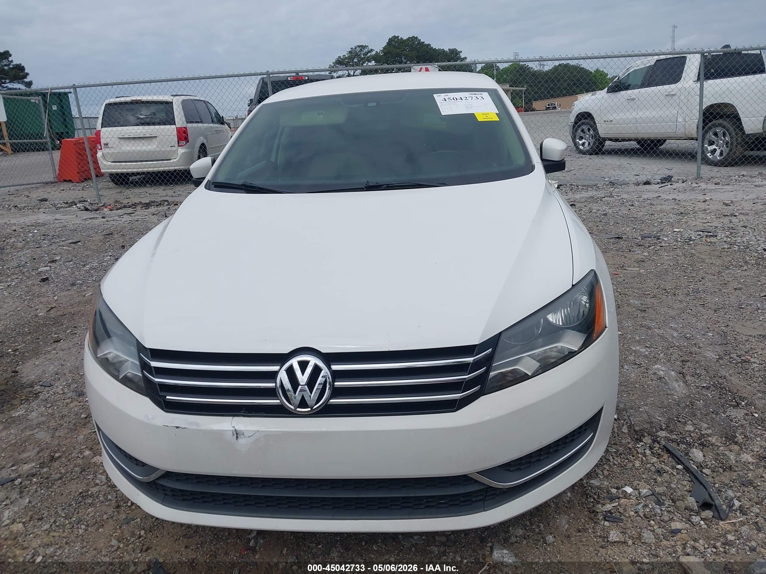 2013 Volkswagen Passat 2.5l Se White vin: 1VWBP7A39DC018469