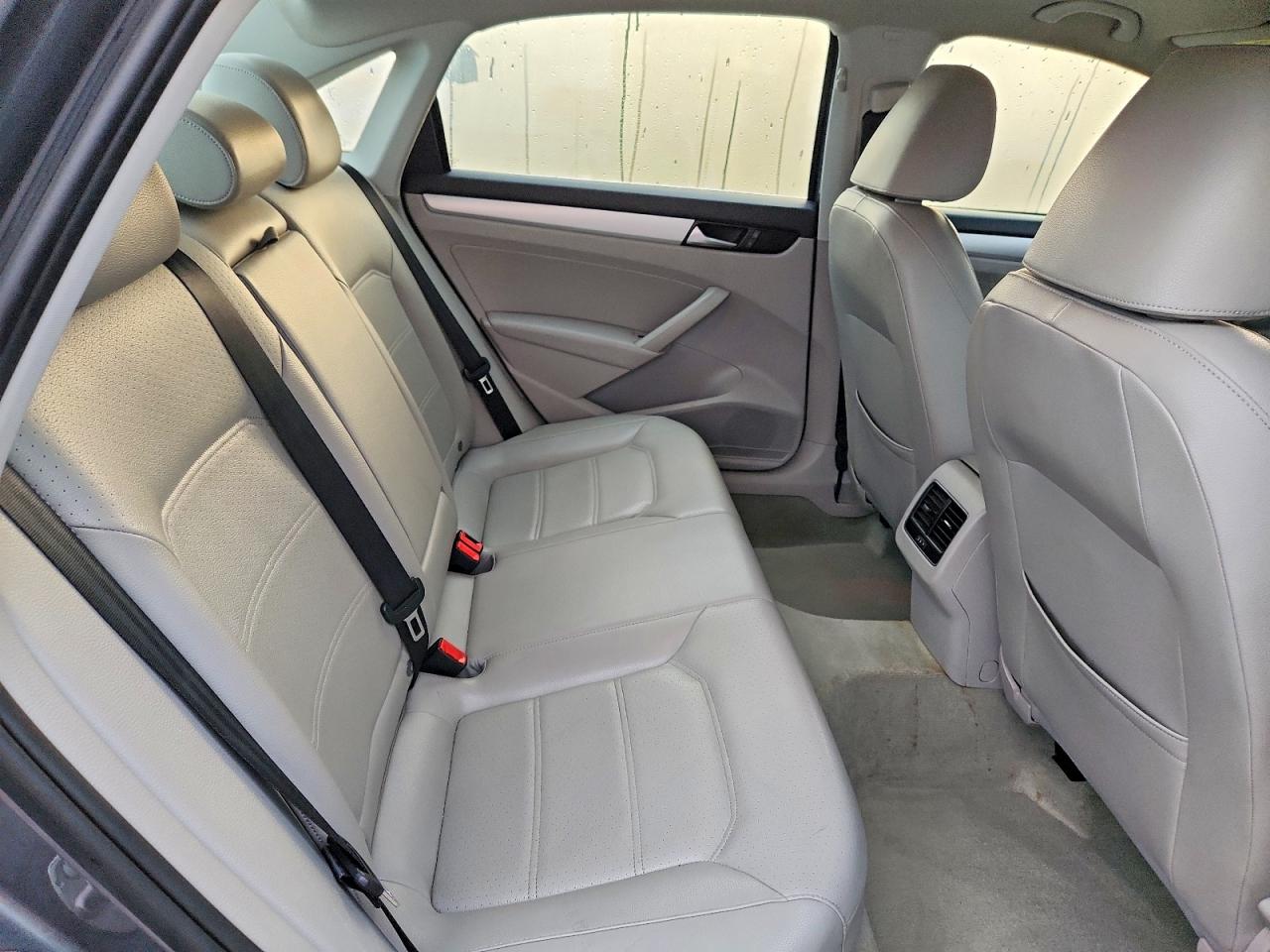 2013 Volkswagen Passat Se Gray vin: 1VWBP7A39DC107636