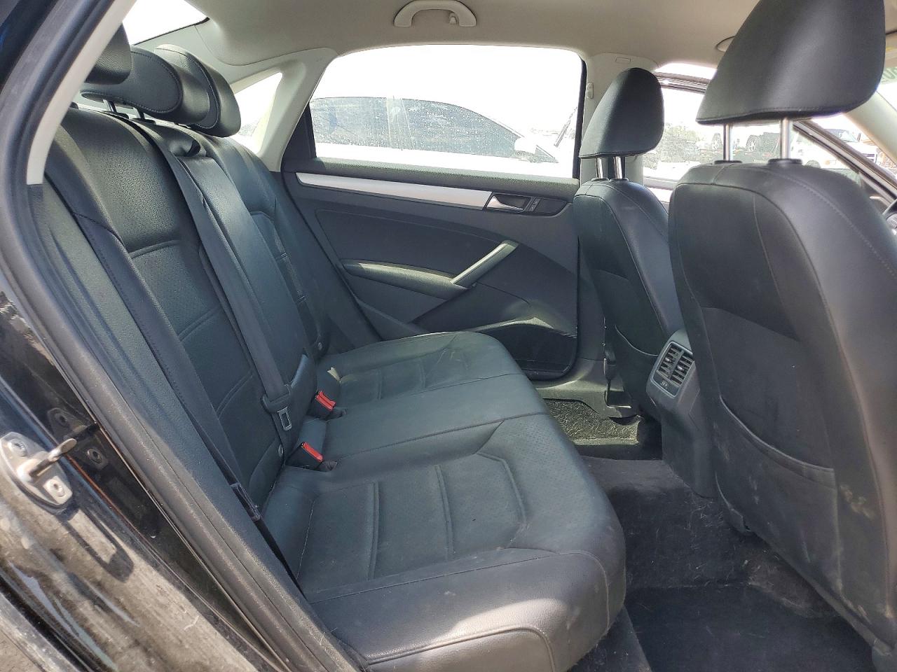 2013 Volkswagen Passat Se Black vin: 1VWBP7A39DC111668