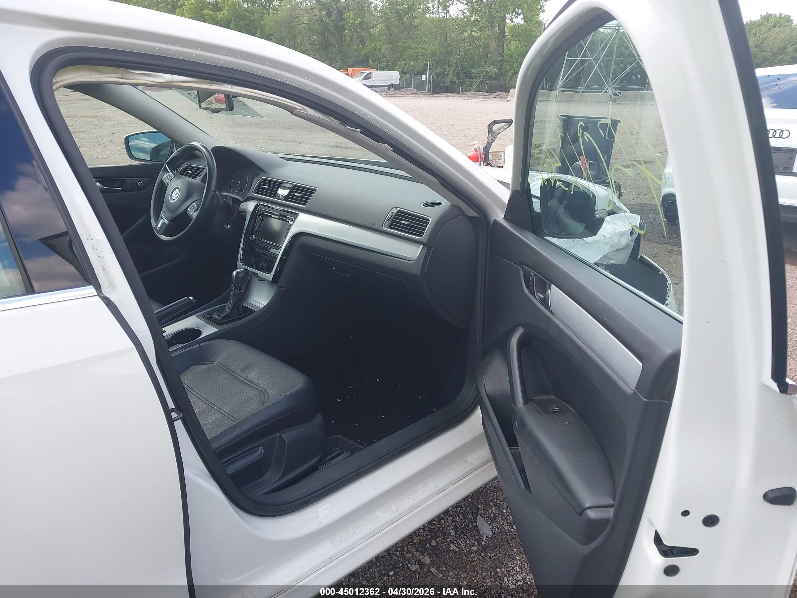 2013 Volkswagen Passat 2.5l Se White vin: 1VWBP7A39DC115476