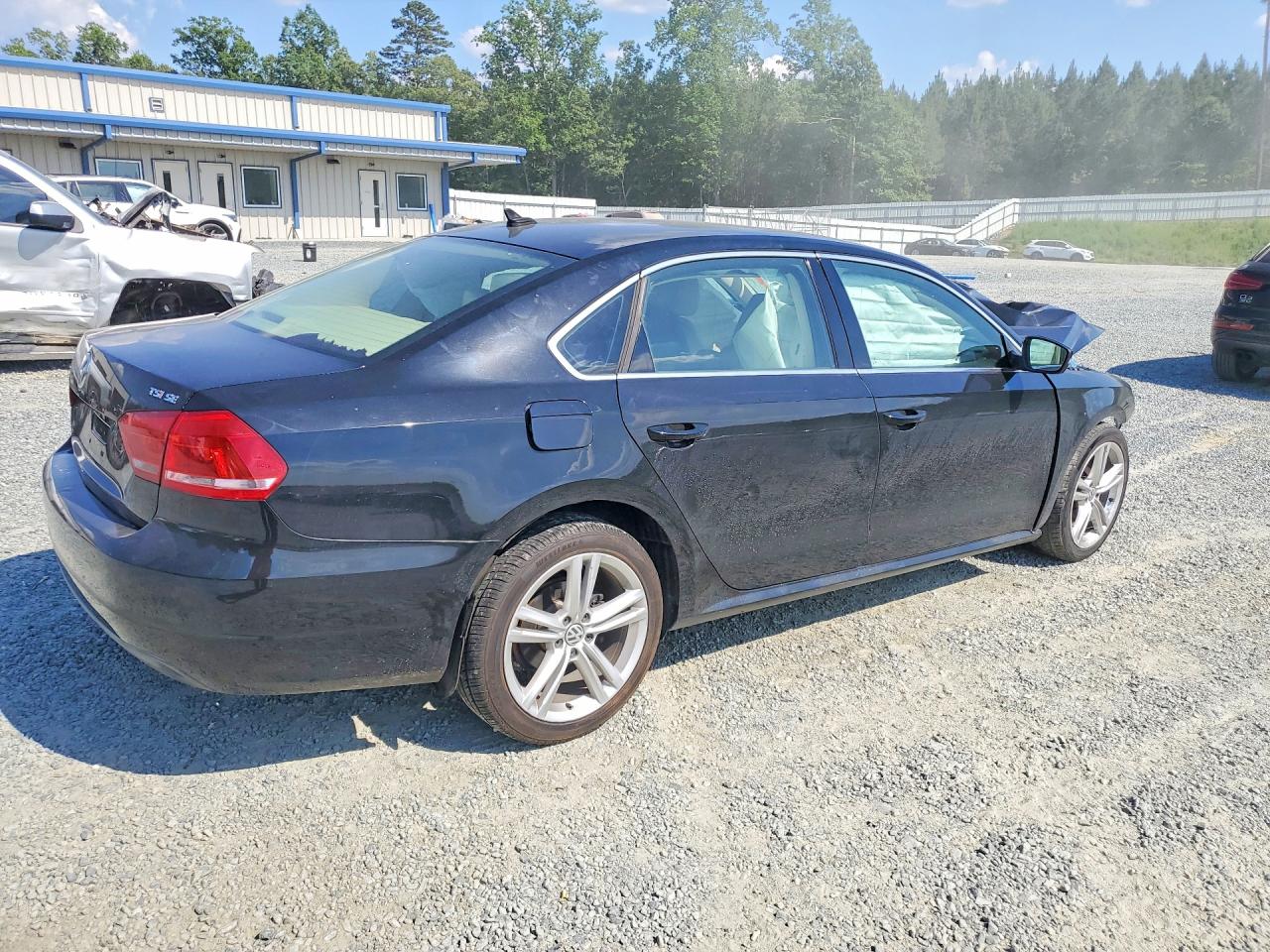 2014 Volkswagen Passat Se Black vin: 1VWBS7A30EC043602