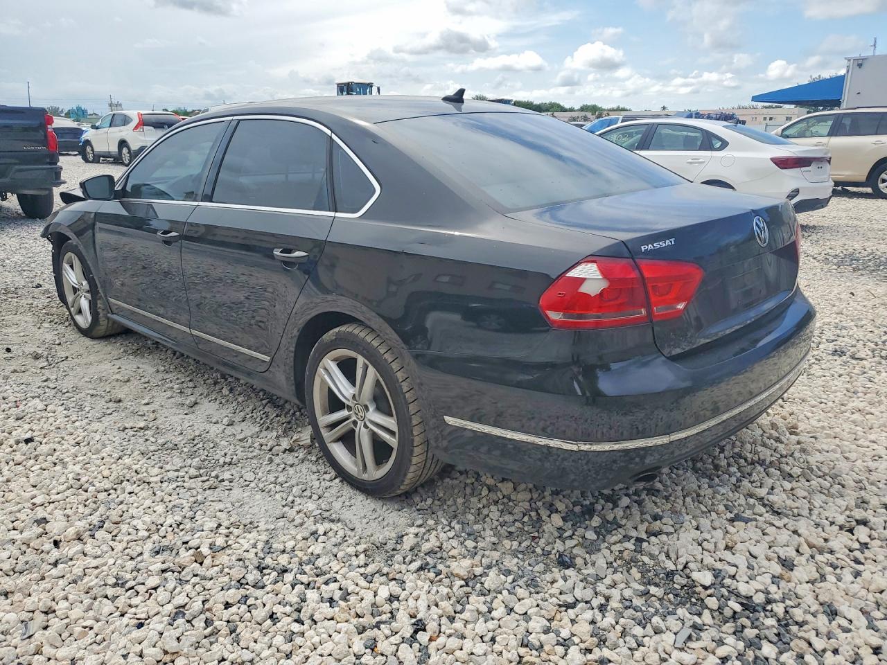 2015 Volkswagen Passat Se Black vin: 1VWBS7A30FC030477