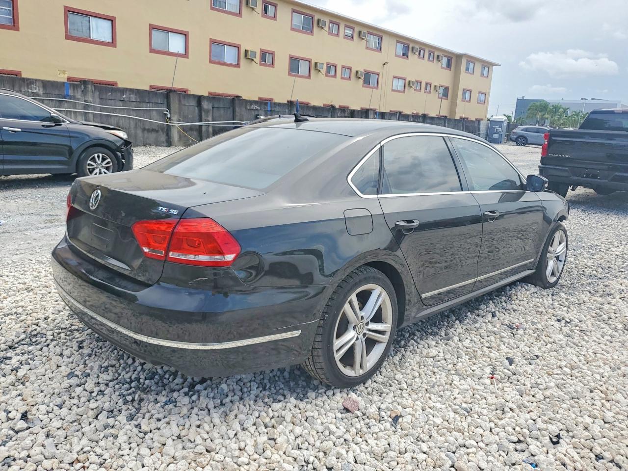 2015 Volkswagen Passat Se Black vin: 1VWBS7A30FC030477