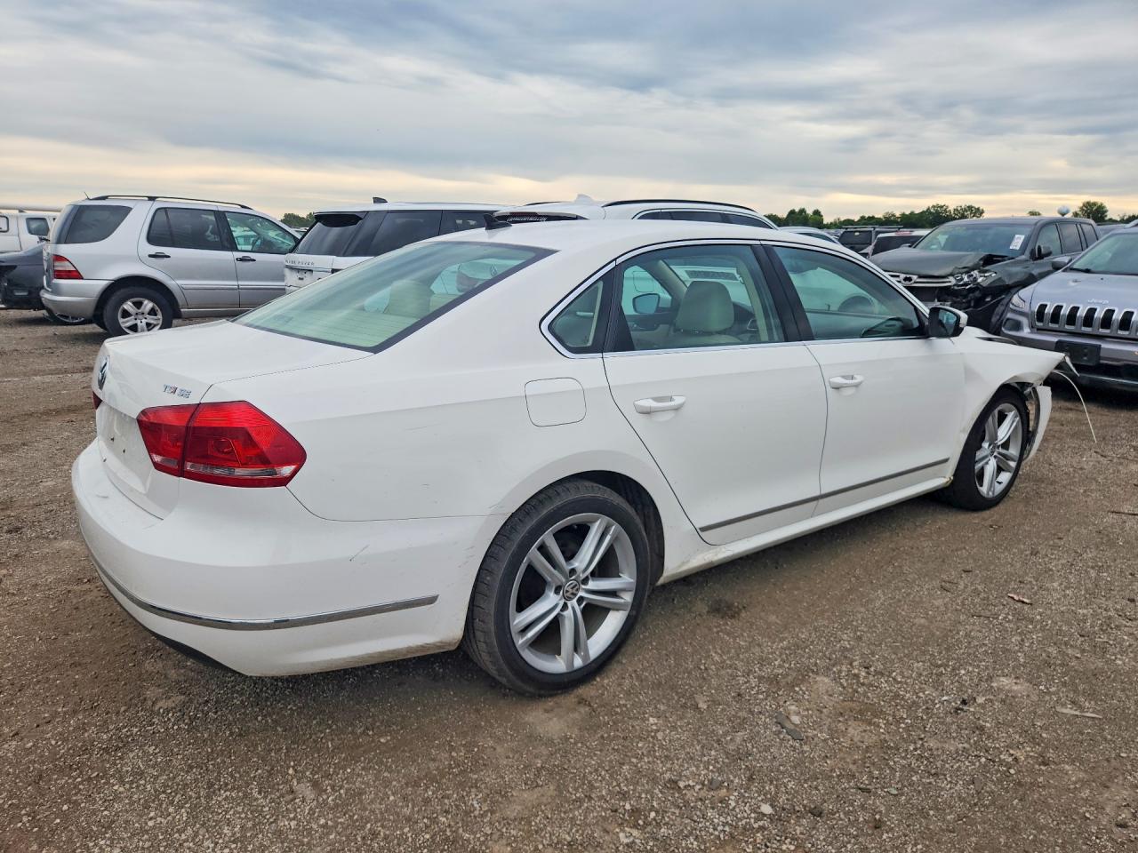 2015 Volkswagen Passat Se White vin: 1VWBS7A32FC005192