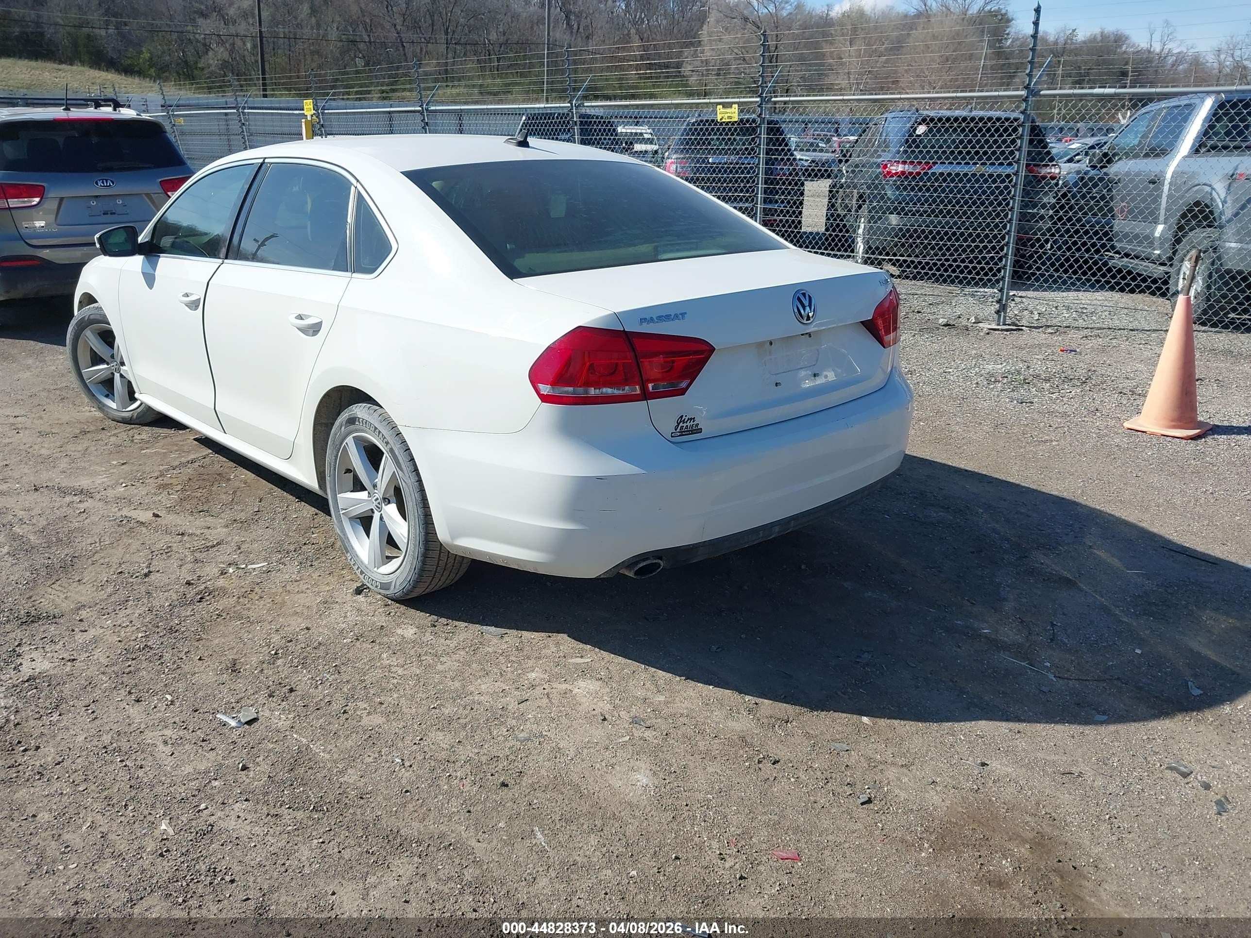 2014 Volkswagen Passat 1.8t Se Белый vin: 1VWBS7A35EC040663