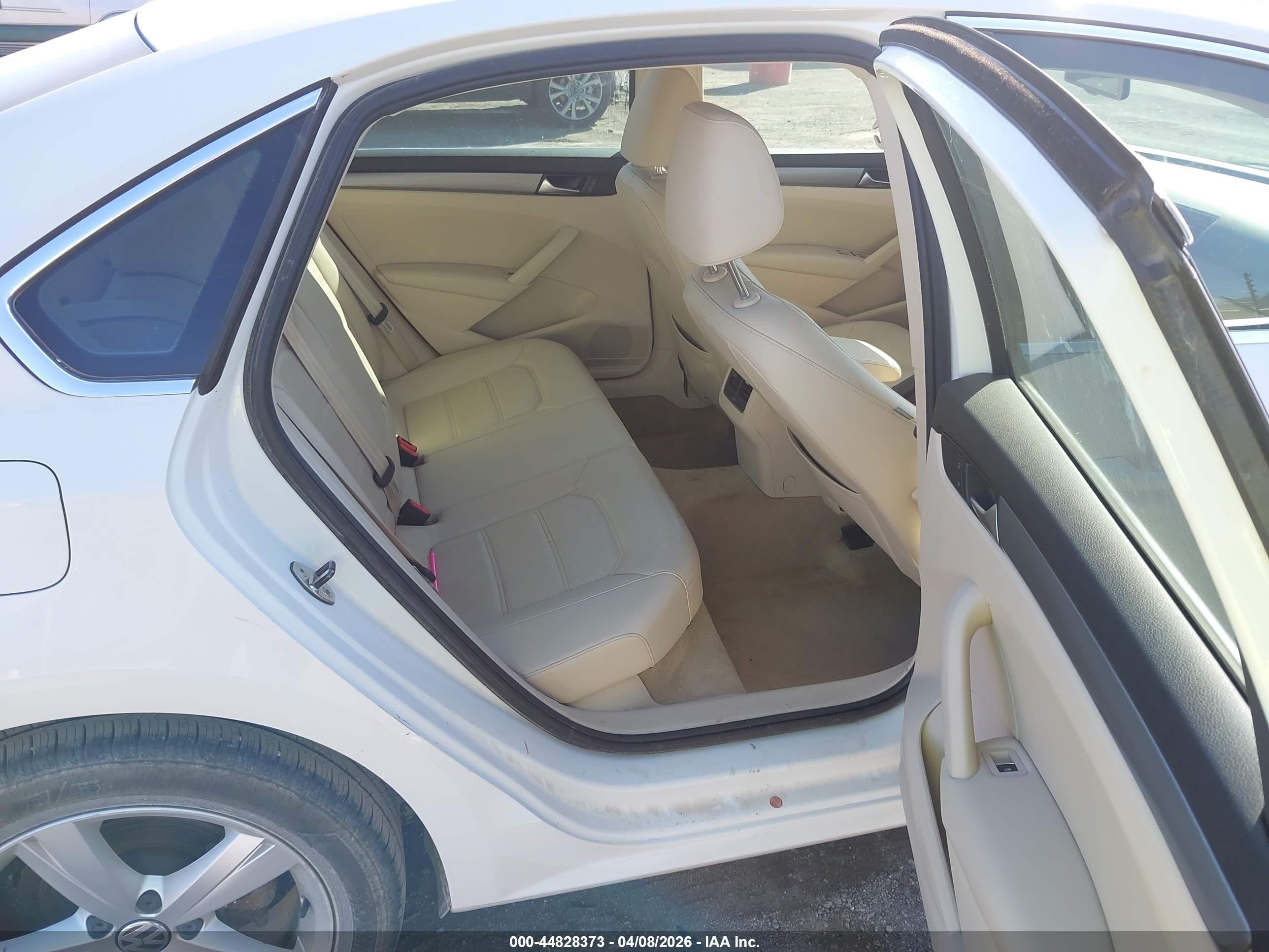 2014 Volkswagen Passat 1.8t Se Белый vin: 1VWBS7A35EC040663