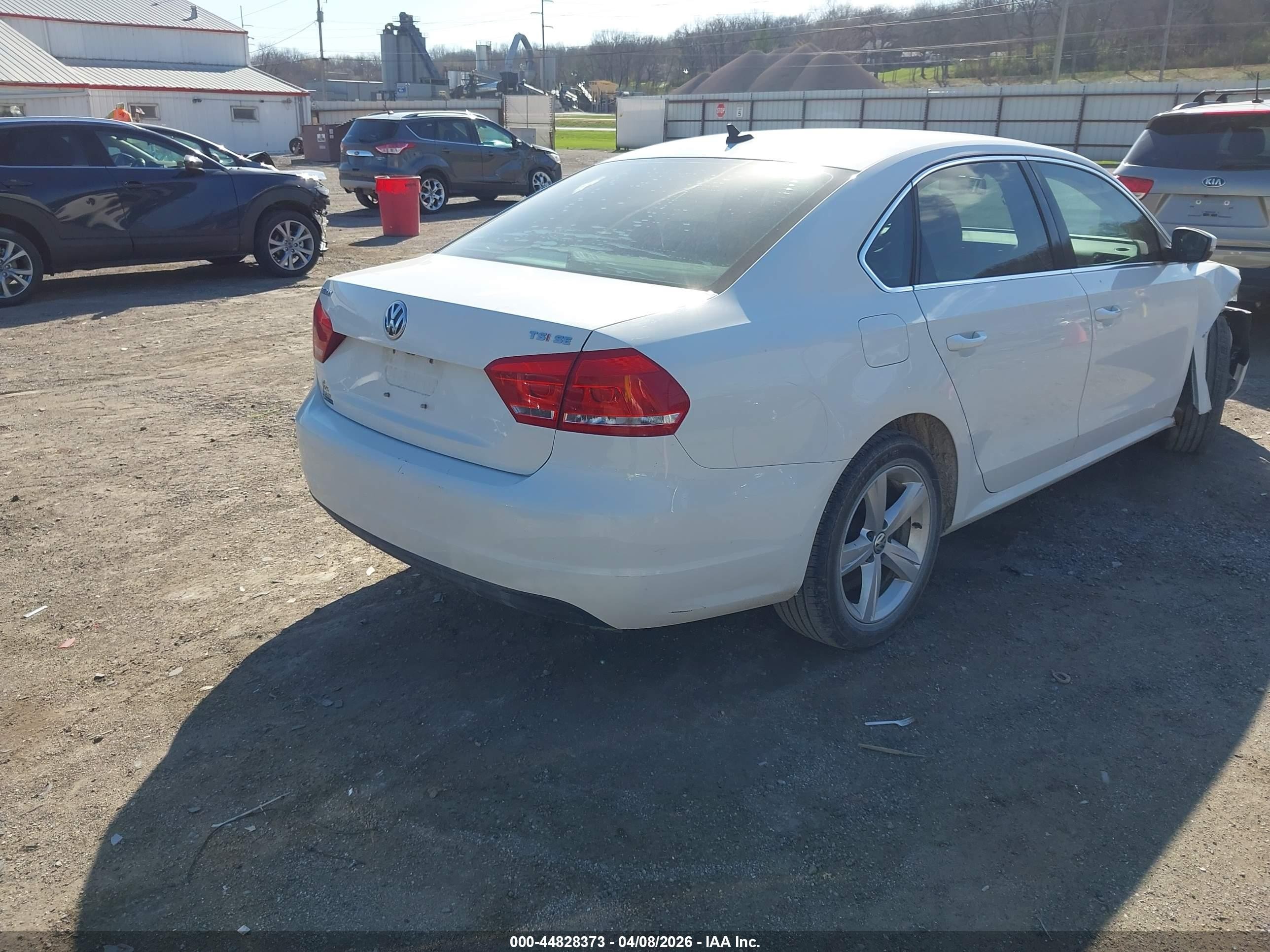 2014 Volkswagen Passat 1.8t Se Белый vin: 1VWBS7A35EC040663