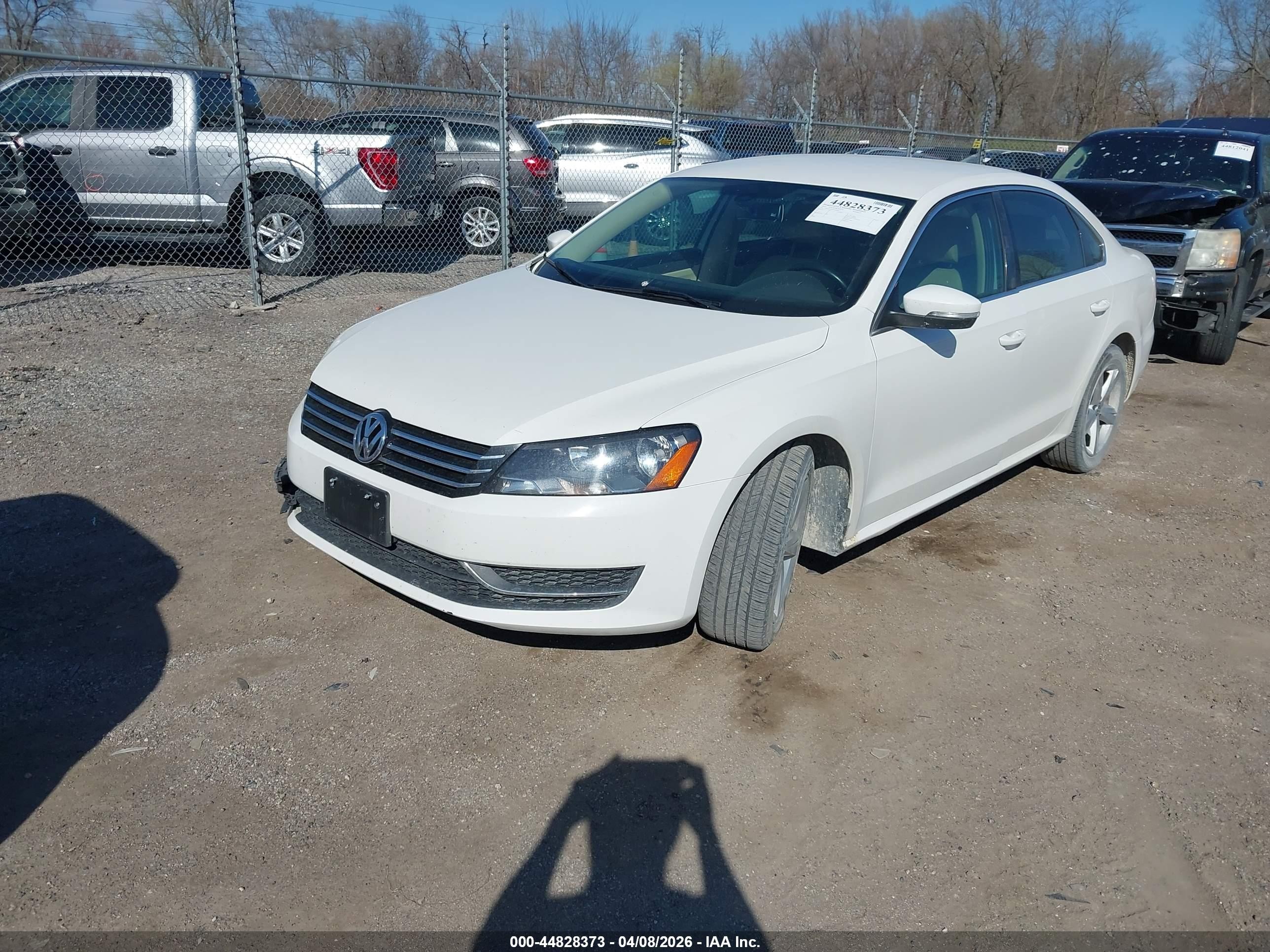 2014 Volkswagen Passat 1.8t Se Белый vin: 1VWBS7A35EC040663