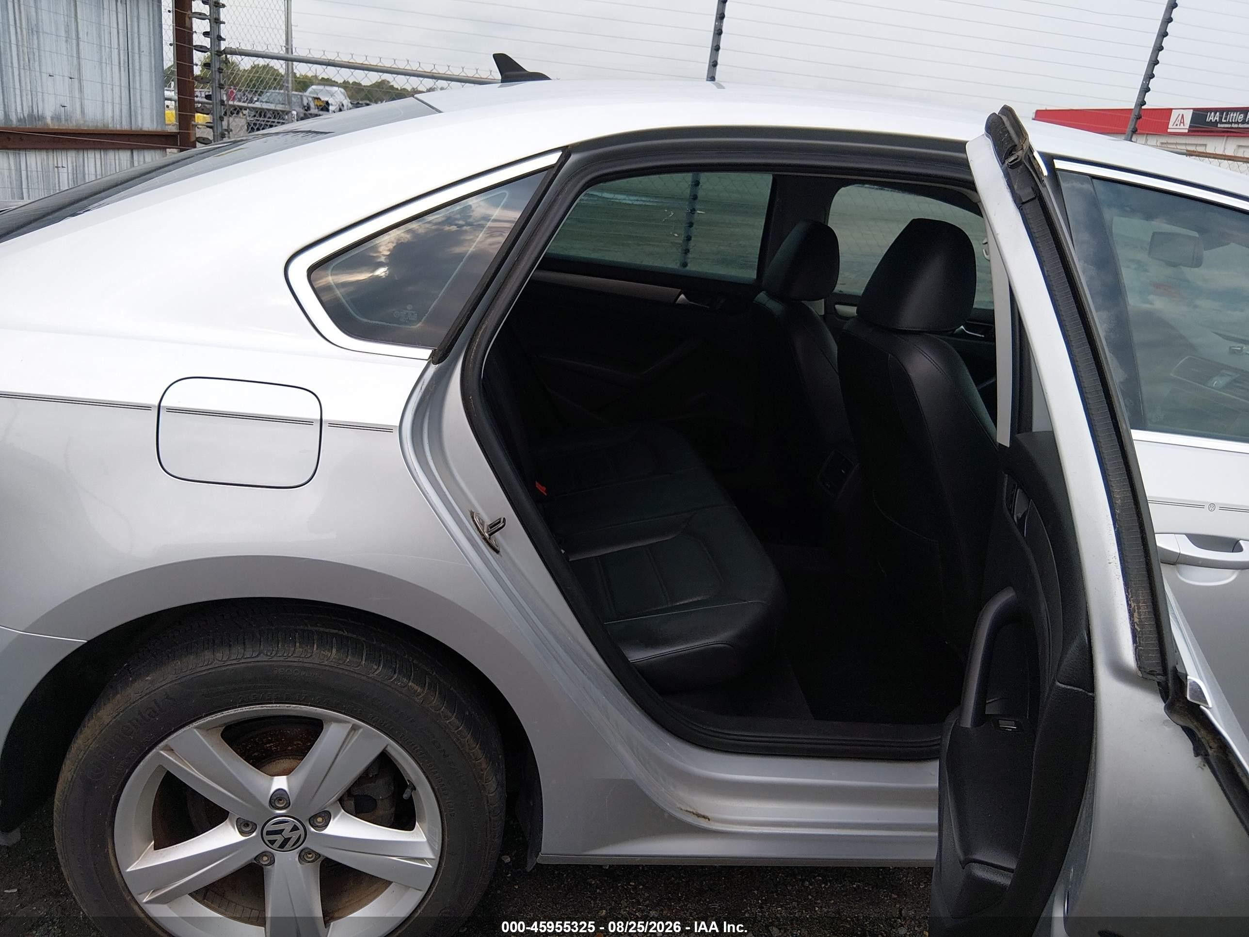 2014 Volkswagen Passat 1.8t Se Silver vin: 1VWBS7A35EC058435