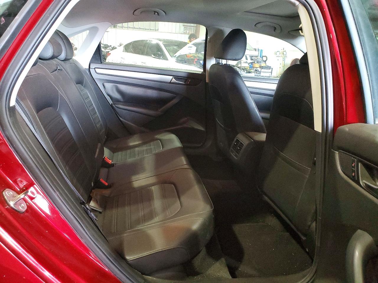 2015 Volkswagen Passat Se Red vin: 1VWBS7A35FC064611