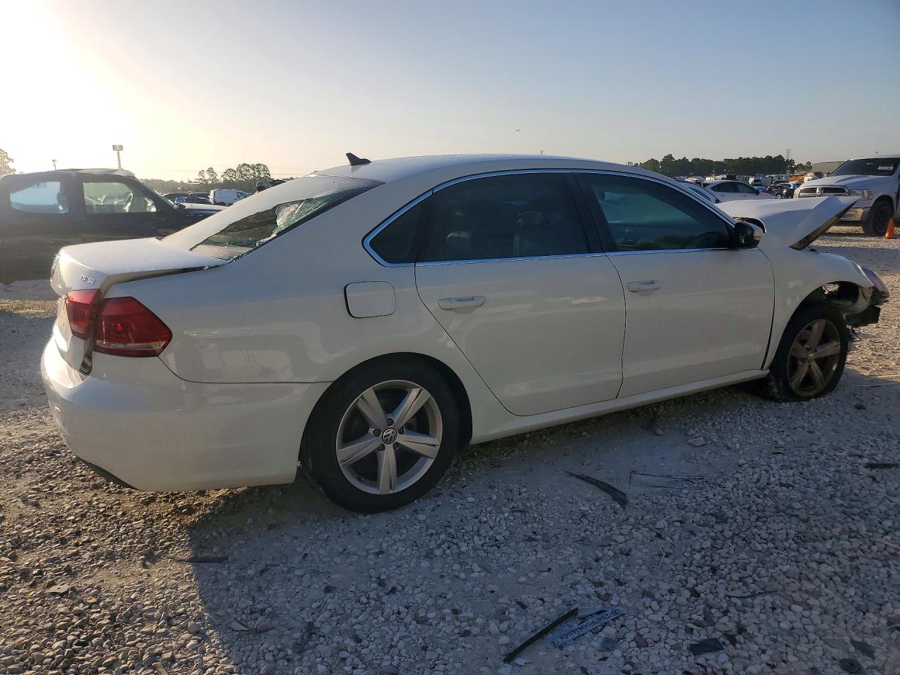 2014 Volkswagen Passat Se White vin: 1VWBS7A37EC116657
