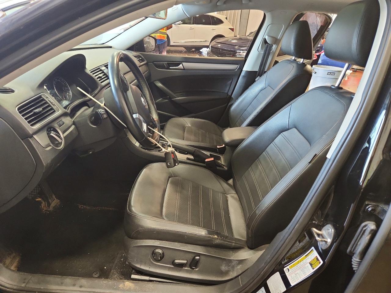 2015 Volkswagen Passat Se Черный vin: 1VWBS7A37FC062598