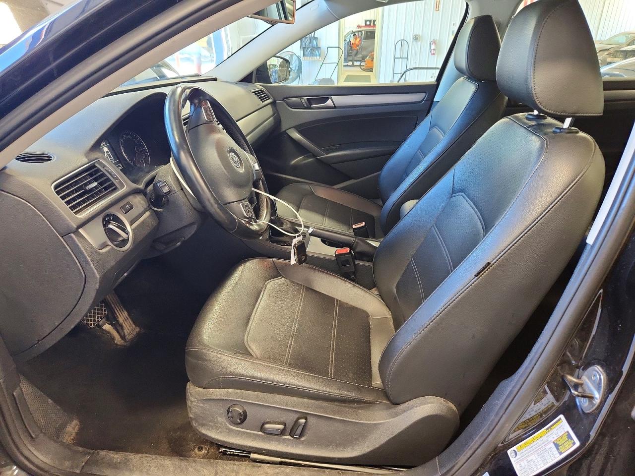 2014 Volkswagen Passat Se Black vin: 1VWBS7A38EC050958