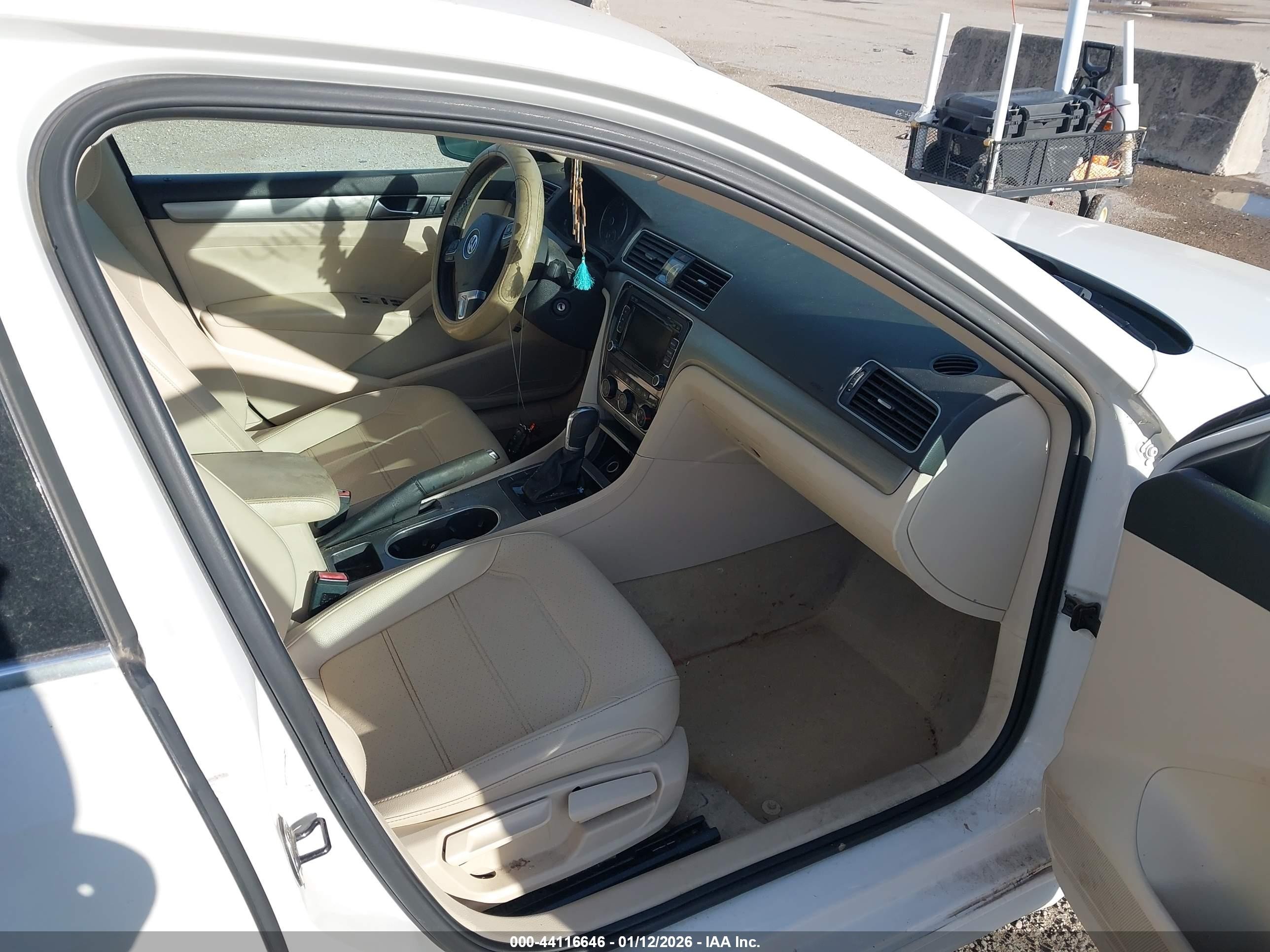 2014 Volkswagen Passat 1.8t Se Белый vin: 1VWBT7A30EC119882