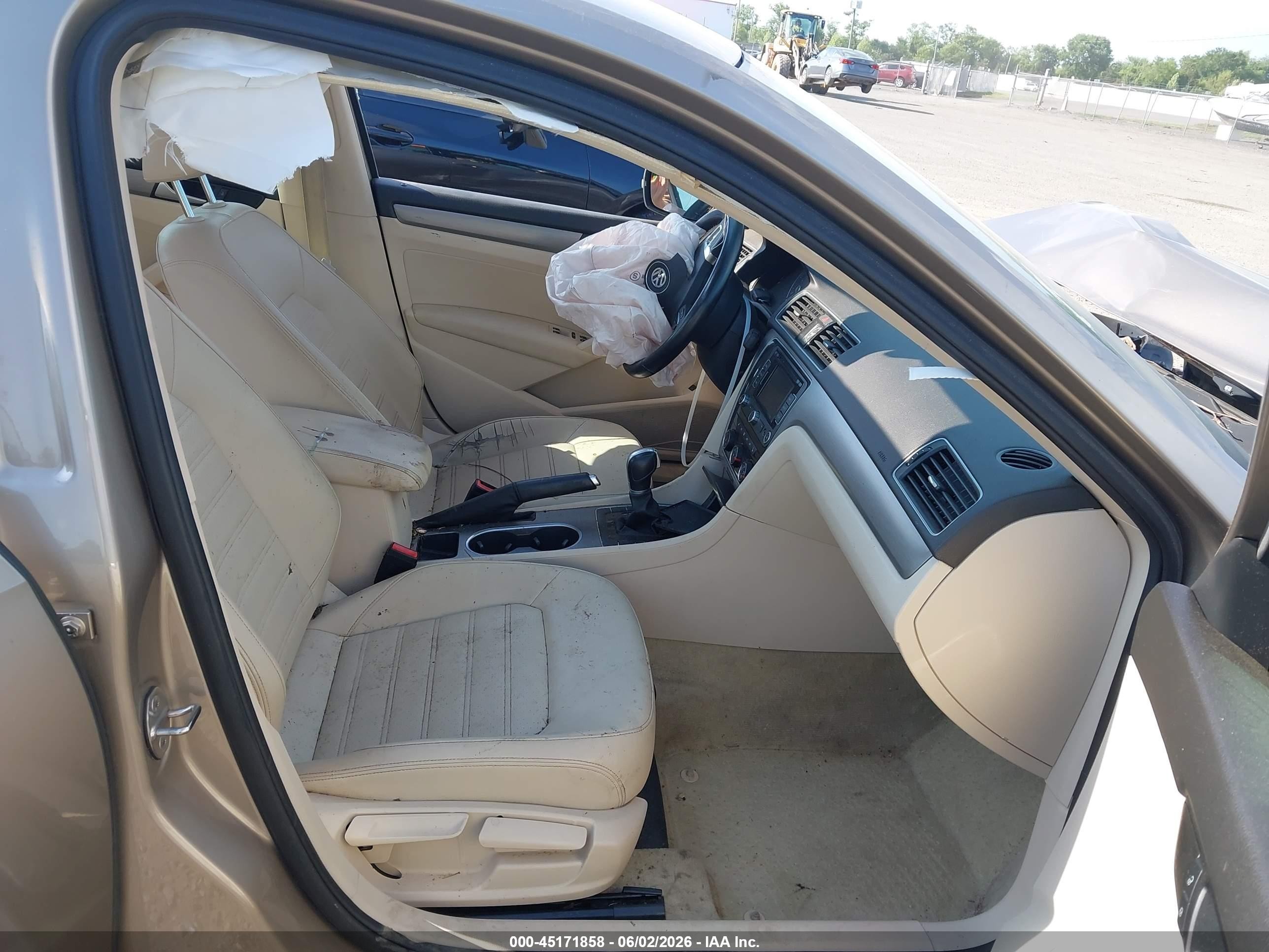 2015 Volkswagen Passat 1.8t Se Gold vin: 1VWBT7A30FC068501
