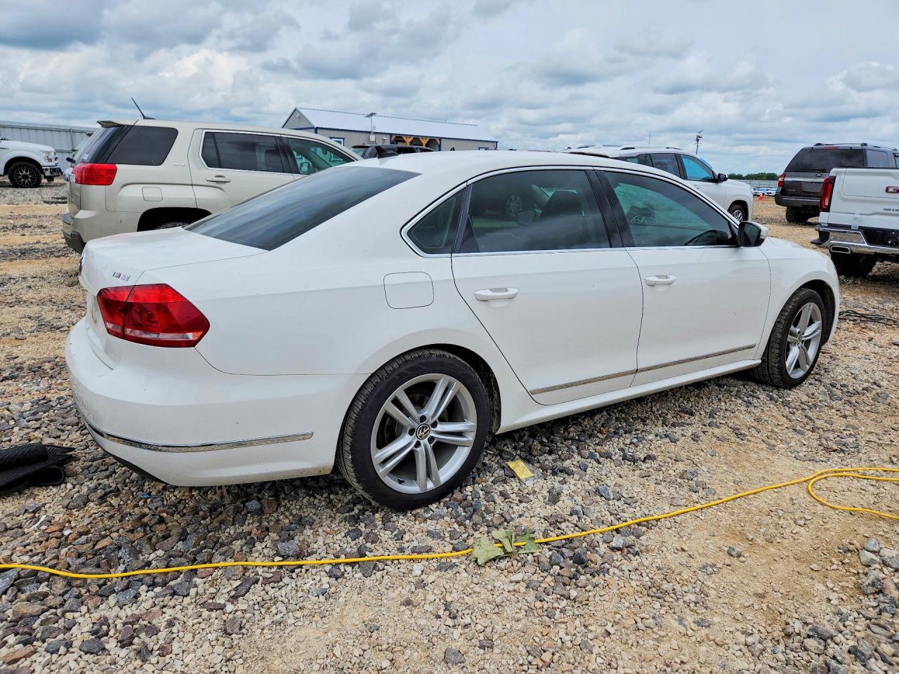2015 Volkswagen Passat Белый vin: 1VWBT7A31FC049472