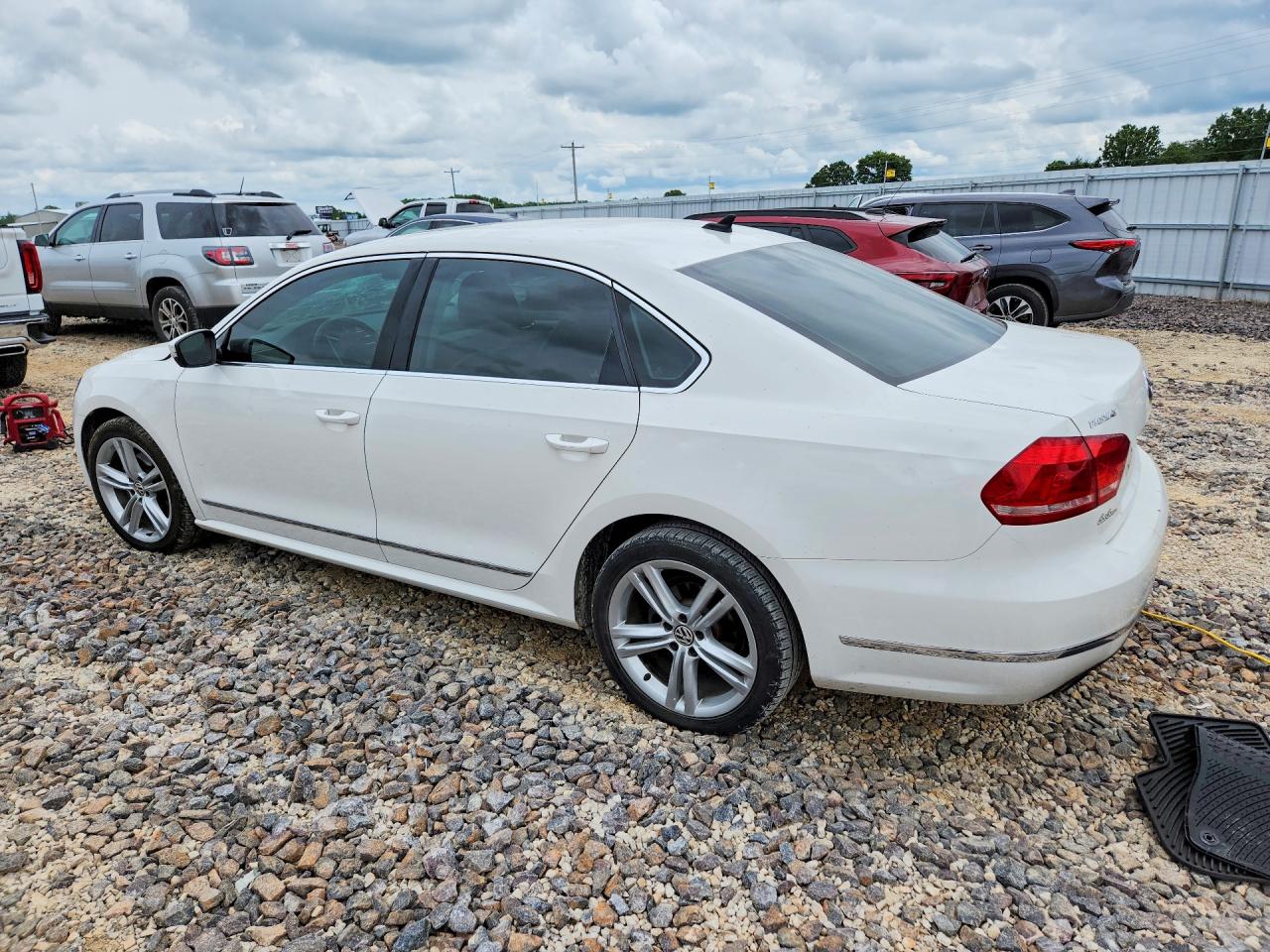 2015 Volkswagen Passat Белый vin: 1VWBT7A31FC049472