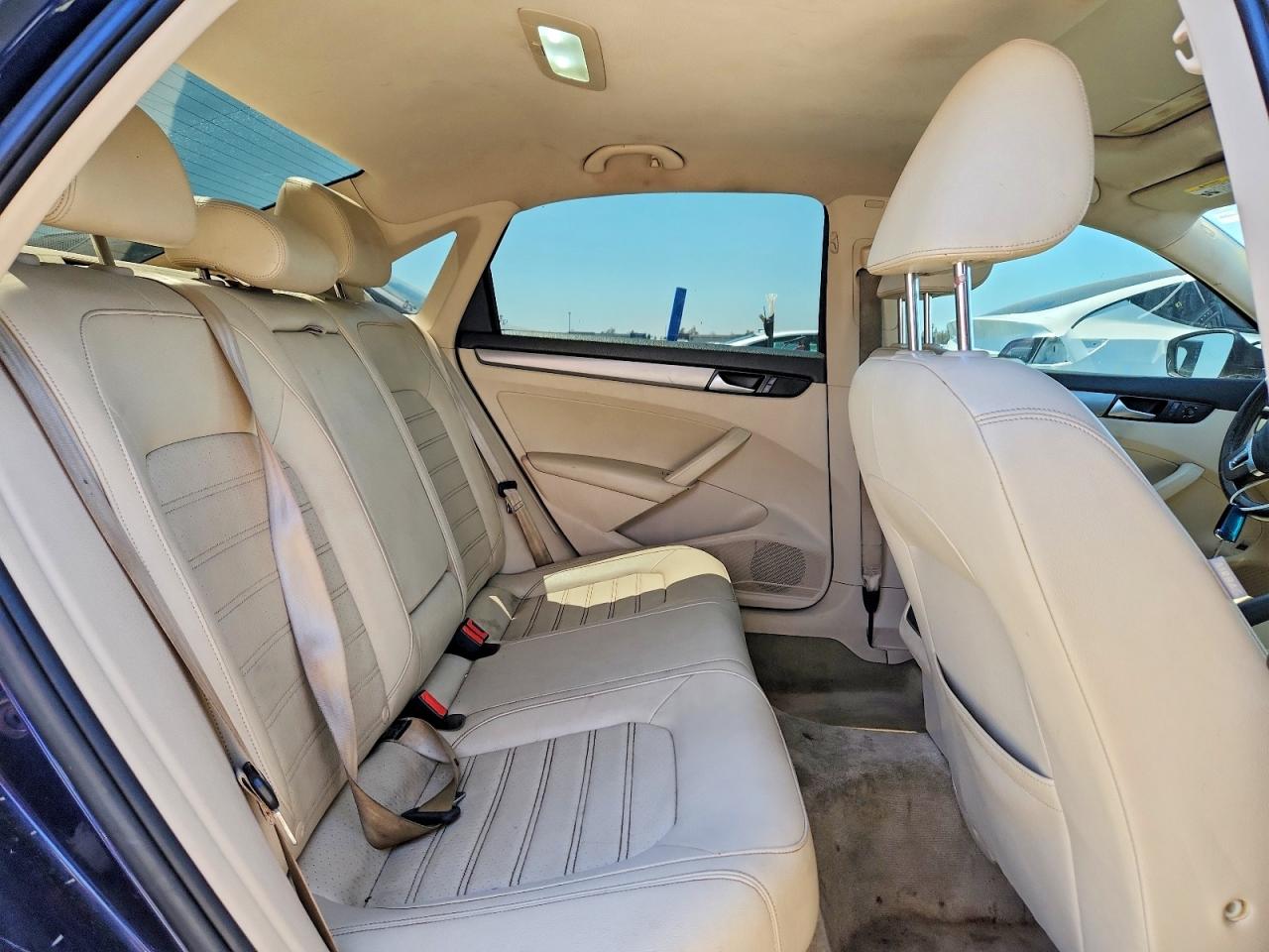 2015 Volkswagen Passat Se Blue vin: 1VWBT7A31FC087963