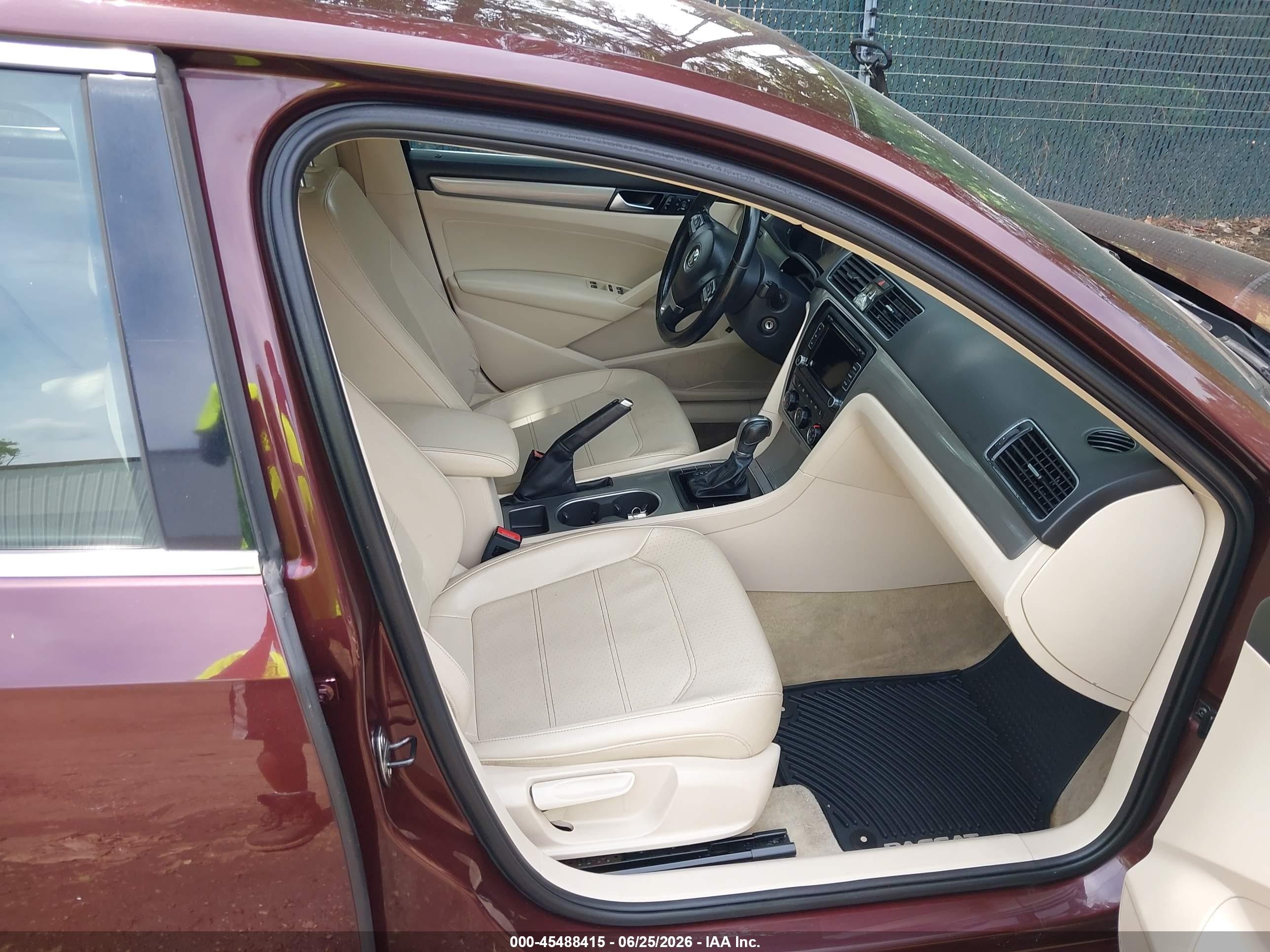 2014 Volkswagen Passat 1.8t Se Maroon vin: 1VWBT7A33EC055756