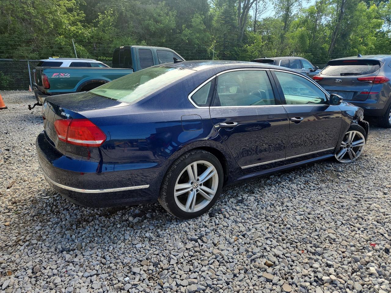 2015 Volkswagen Passat Se Blue vin: 1VWBT7A34FC024405