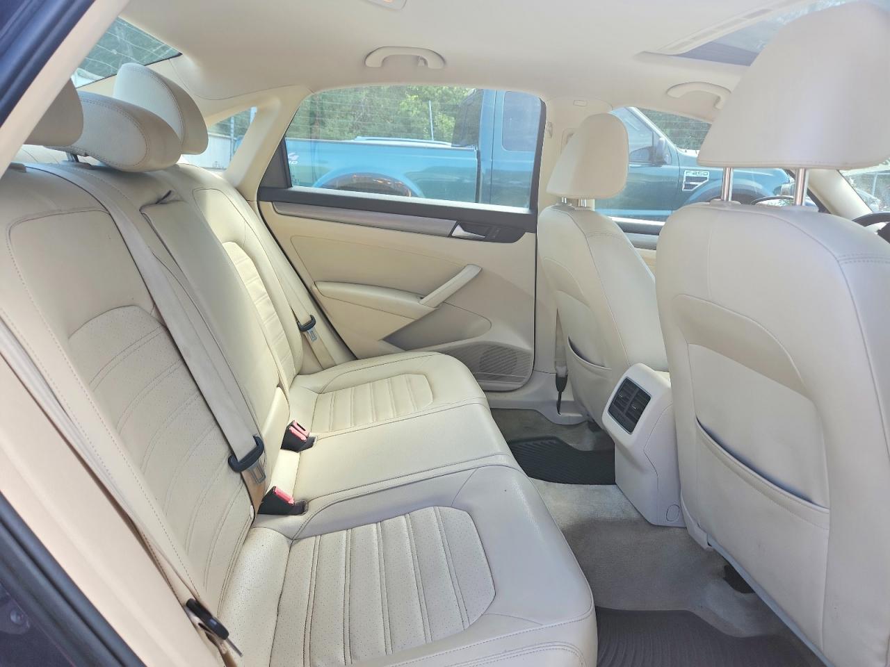 2015 Volkswagen Passat Se Blue vin: 1VWBT7A34FC024405