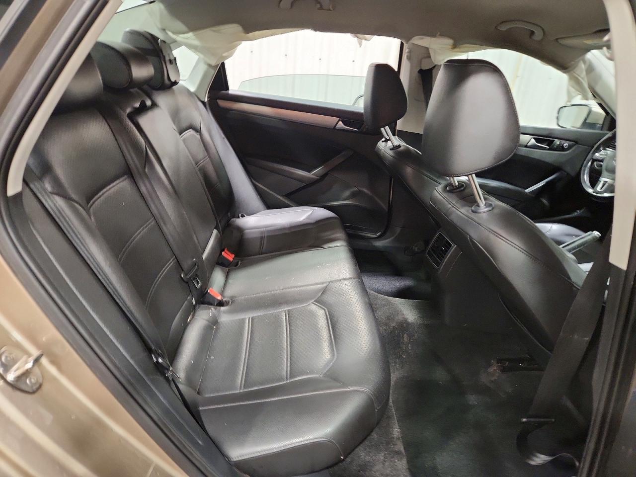 2015 Volkswagen Passat Se Tan vin: 1VWBT7A34FC026848