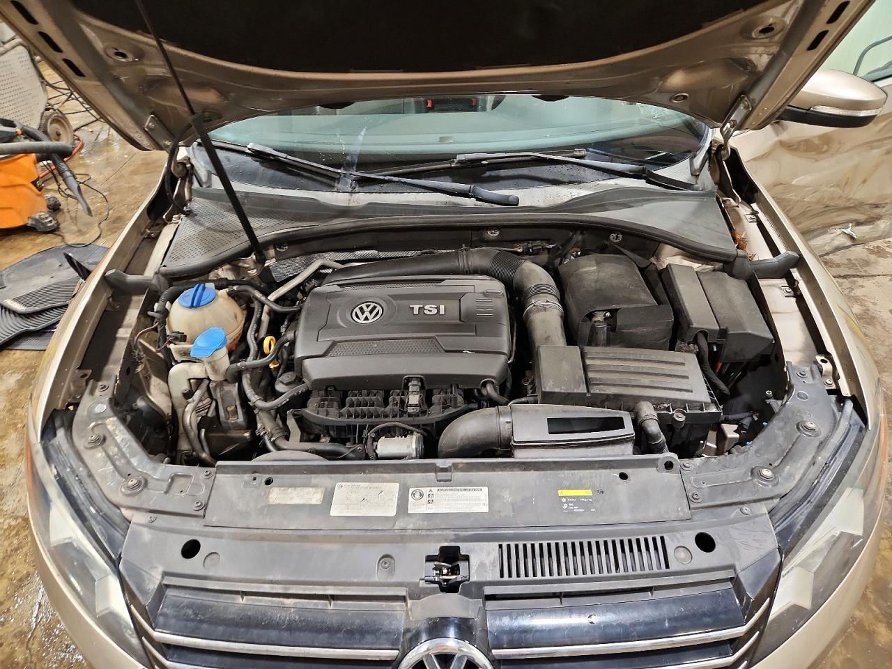 2015 Volkswagen Passat Se Tan vin: 1VWBT7A34FC026848