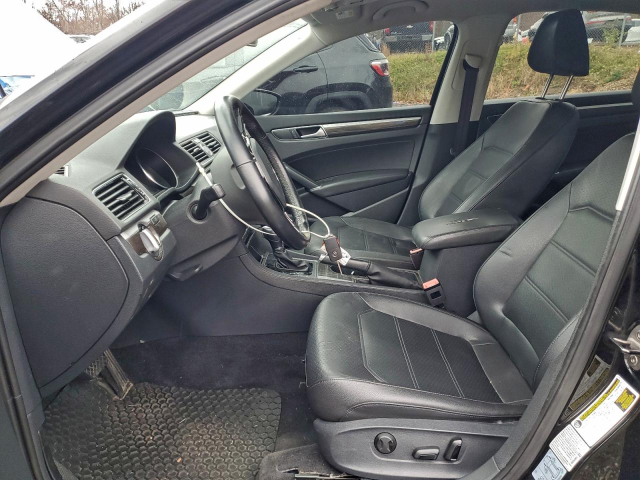 2016 Volkswagen Passat Se Black vin: 1VWBT7A35GC034233