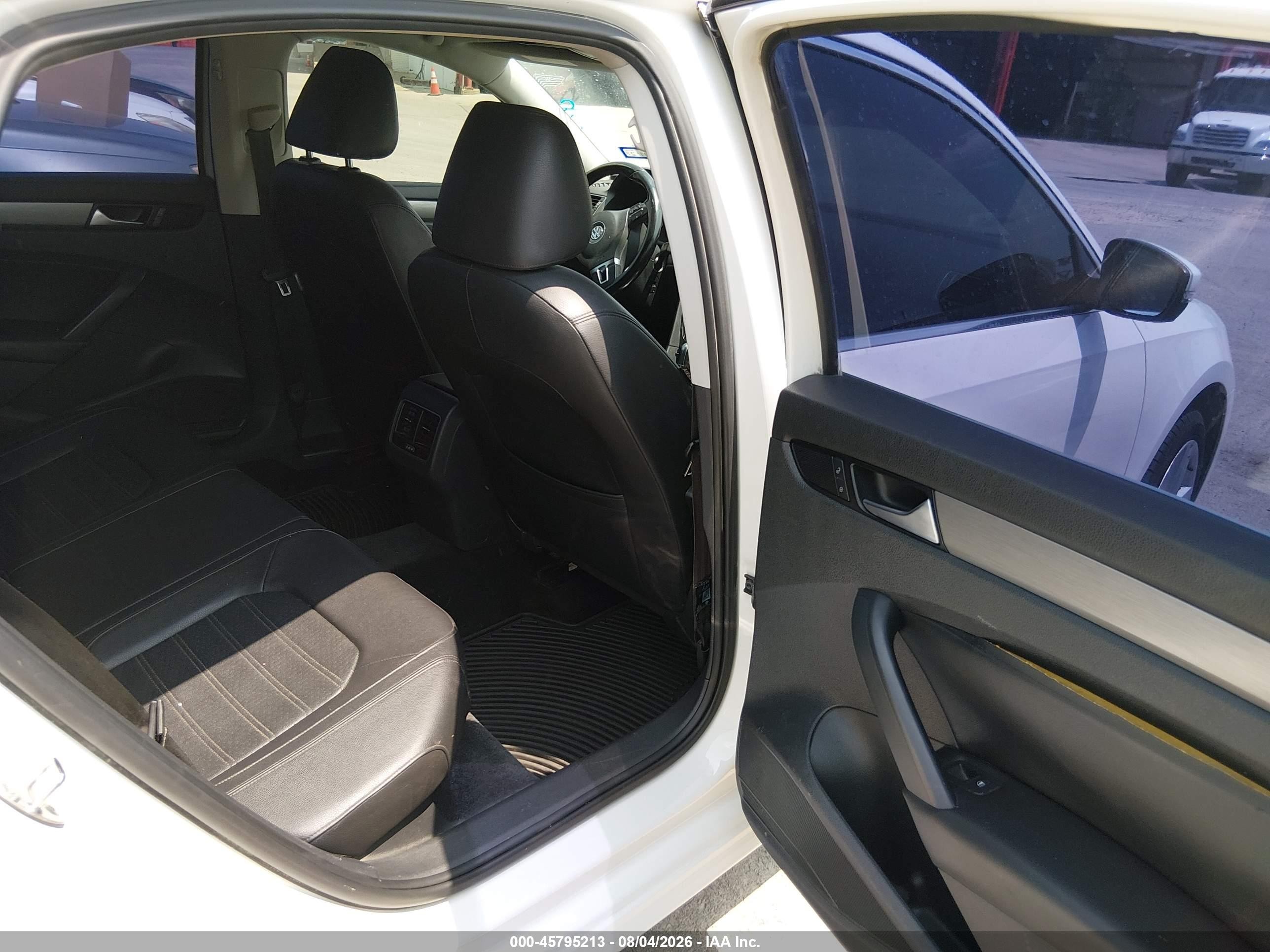 2015 Volkswagen Passat 1.8t Se Кремовый vin: 1VWBT7A39FC055522