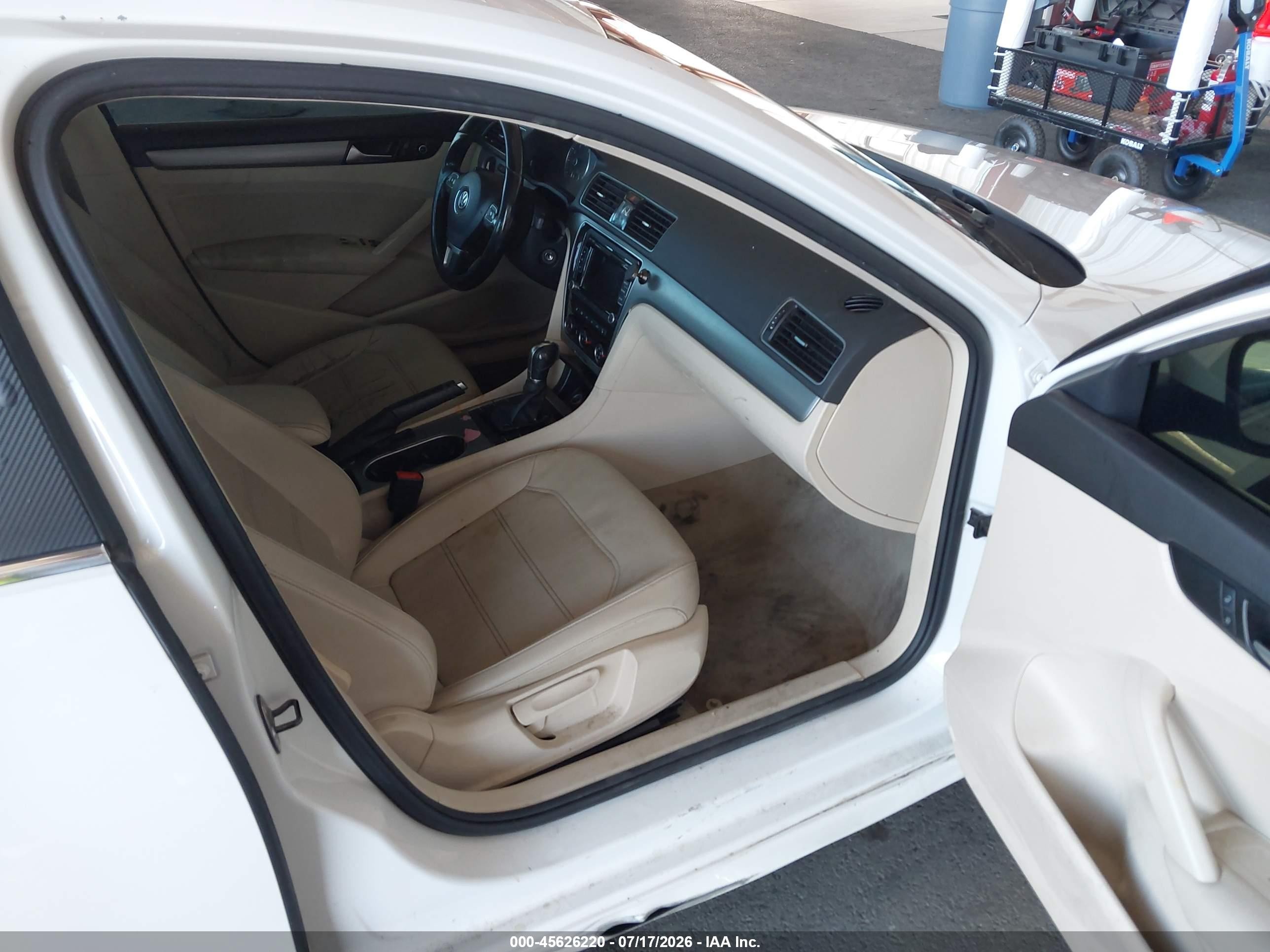 2014 Volkswagen Passat 1.8t Se Белый vin: 1VWBT7A3XEC046570