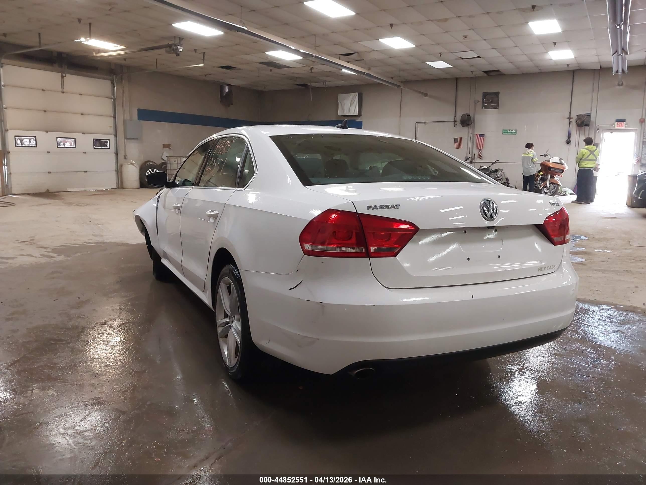 2015 Volkswagen Passat 2.0l Tdi Se Белый vin: 1VWBV7A30FC069237
