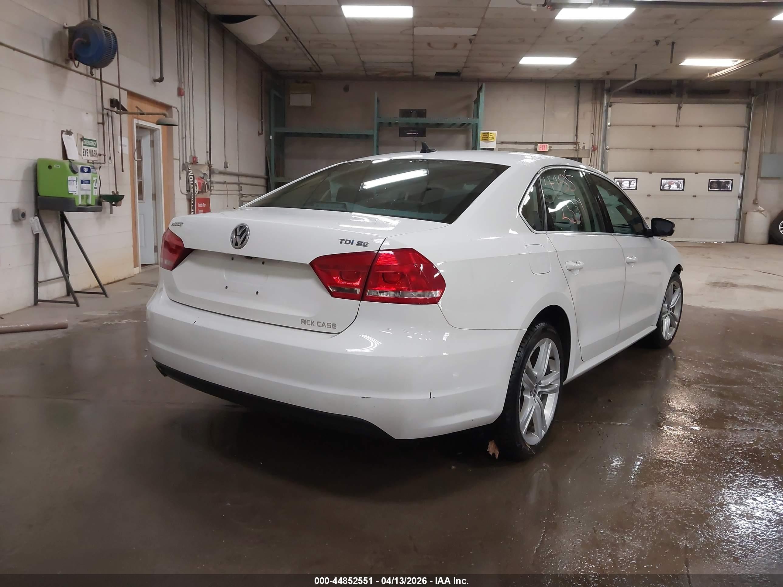2015 Volkswagen Passat 2.0l Tdi Se Белый vin: 1VWBV7A30FC069237
