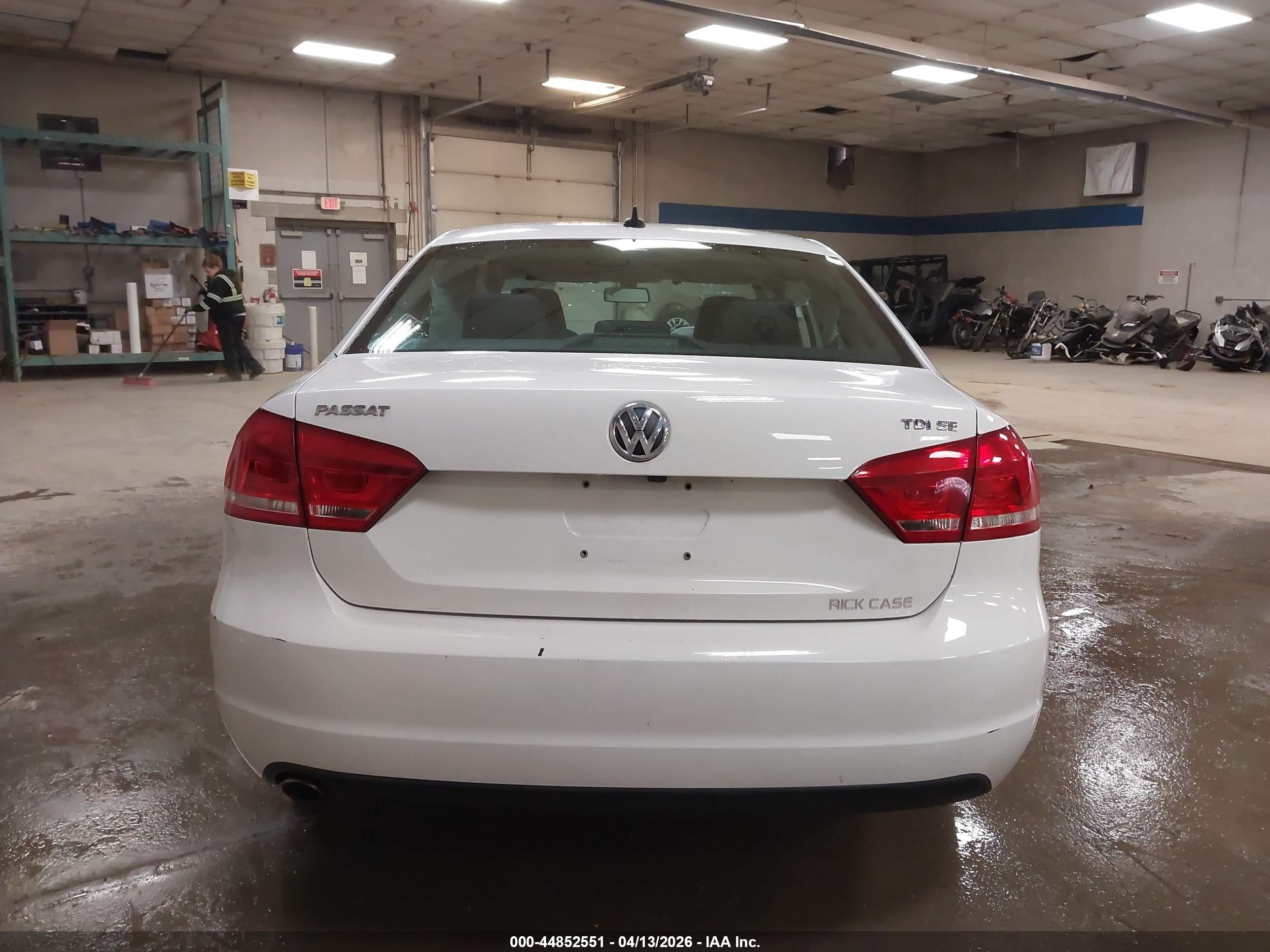 2015 Volkswagen Passat 2.0l Tdi Se Белый vin: 1VWBV7A30FC069237