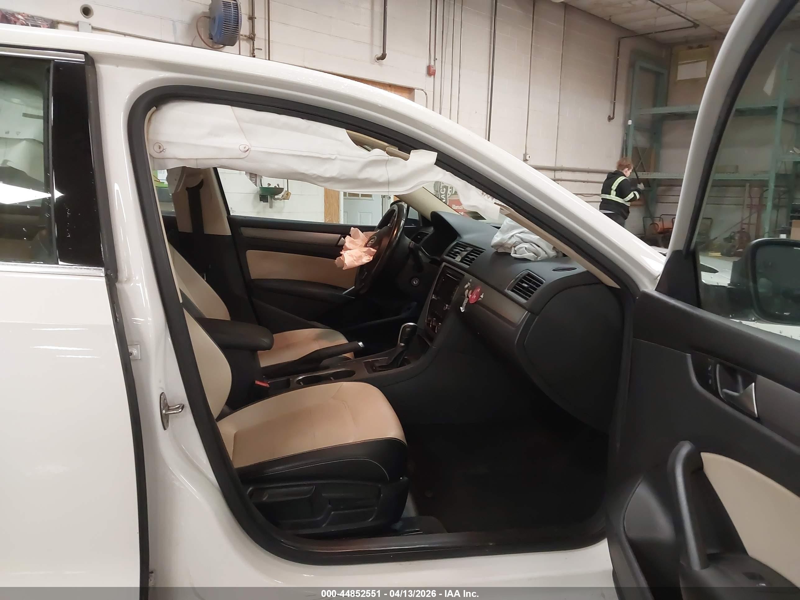 2015 Volkswagen Passat 2.0l Tdi Se Белый vin: 1VWBV7A30FC069237