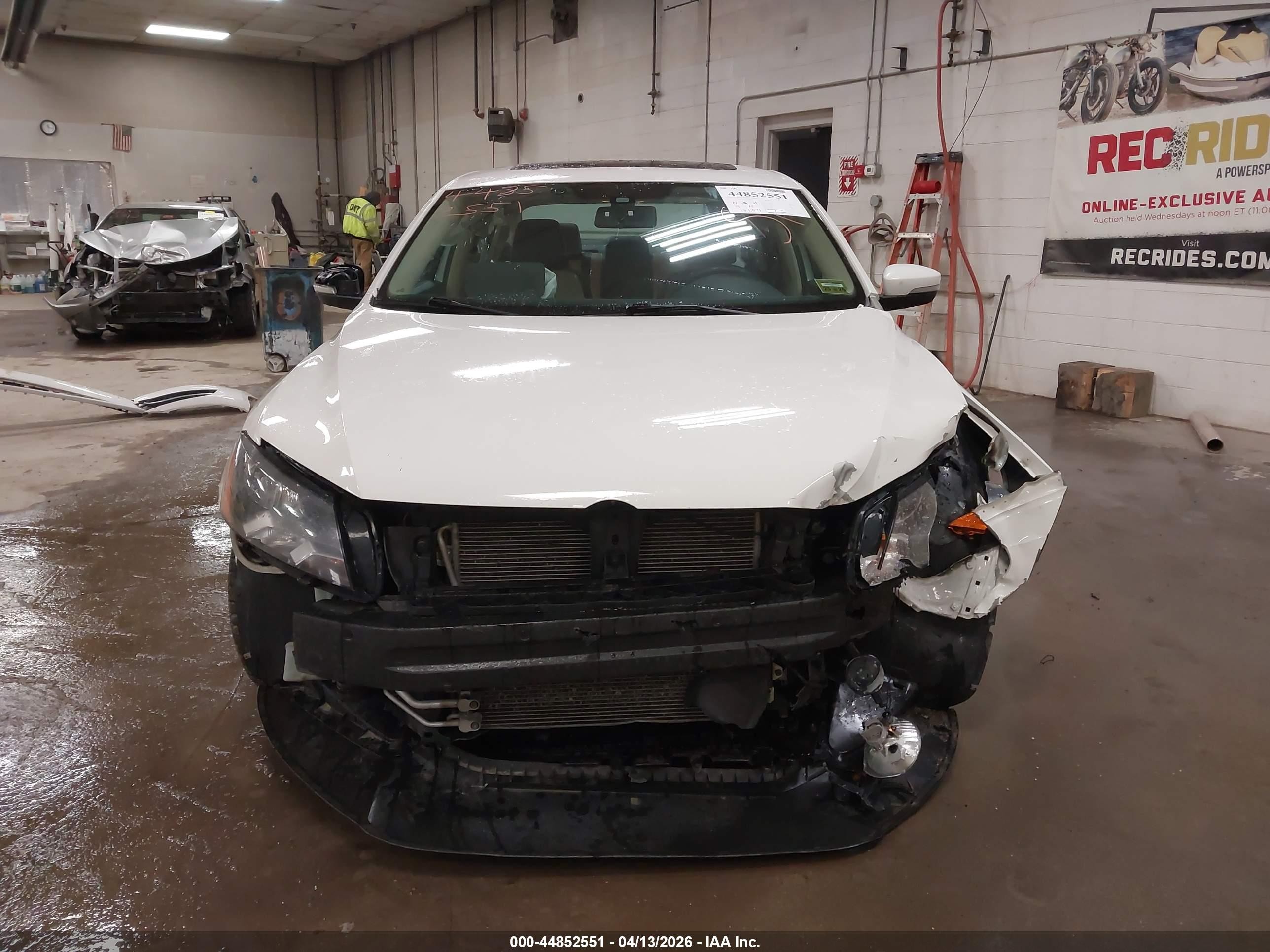 2015 Volkswagen Passat 2.0l Tdi Se Белый vin: 1VWBV7A30FC069237