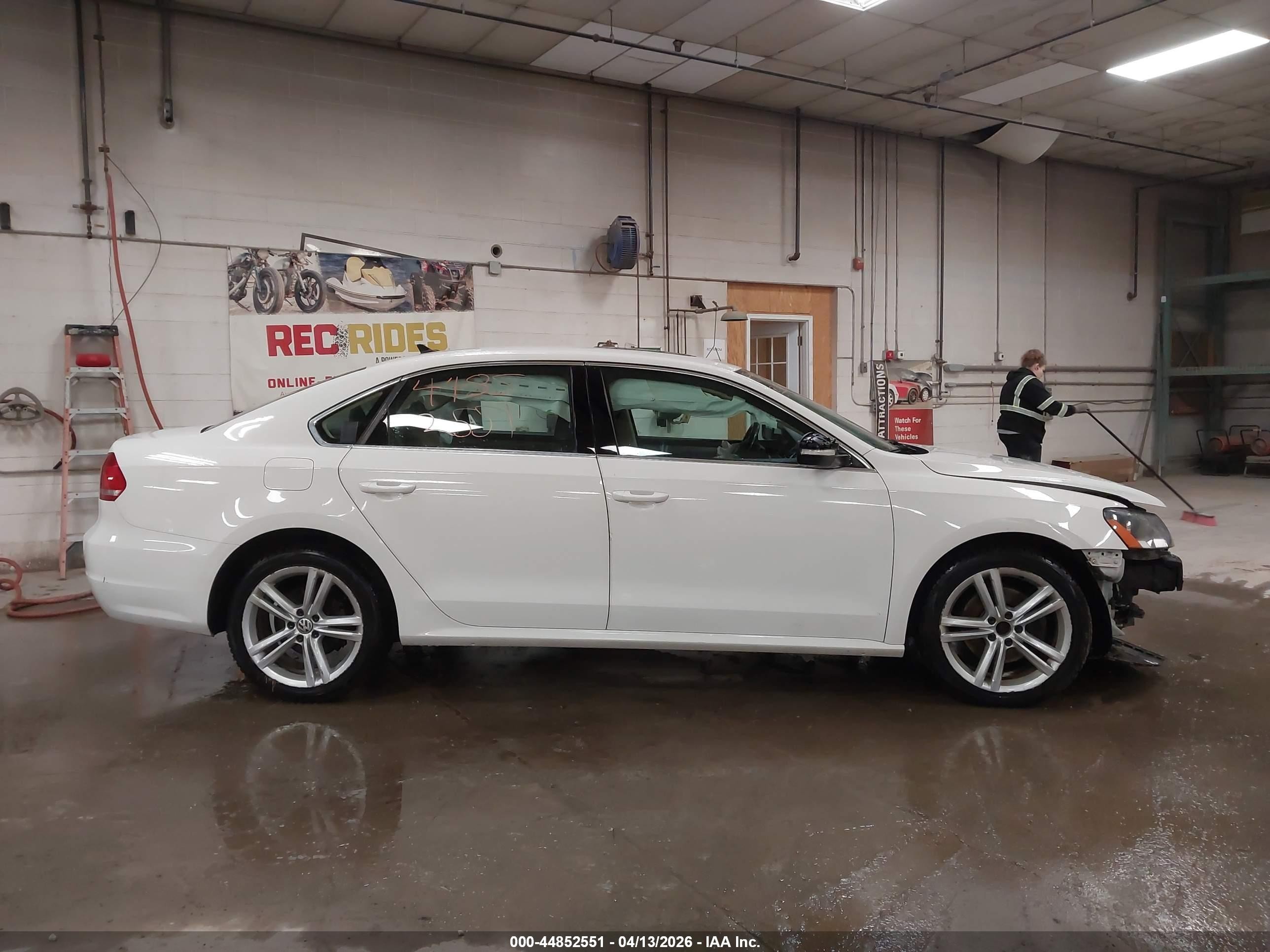 2015 Volkswagen Passat 2.0l Tdi Se Белый vin: 1VWBV7A30FC069237
