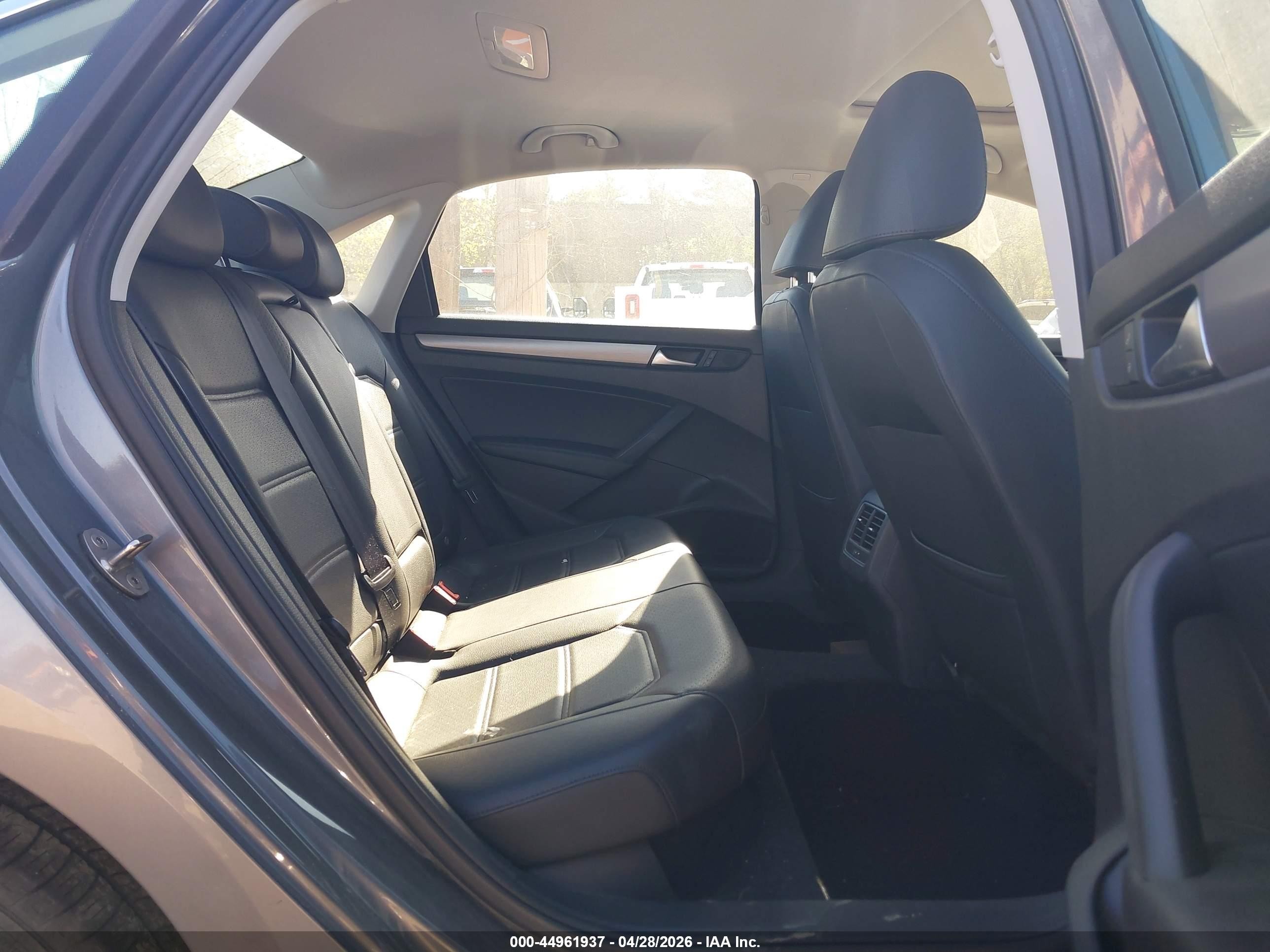 2015 Volkswagen Passat 2.0l Tdi Se Gray vin: 1VWBV7A31FC074611