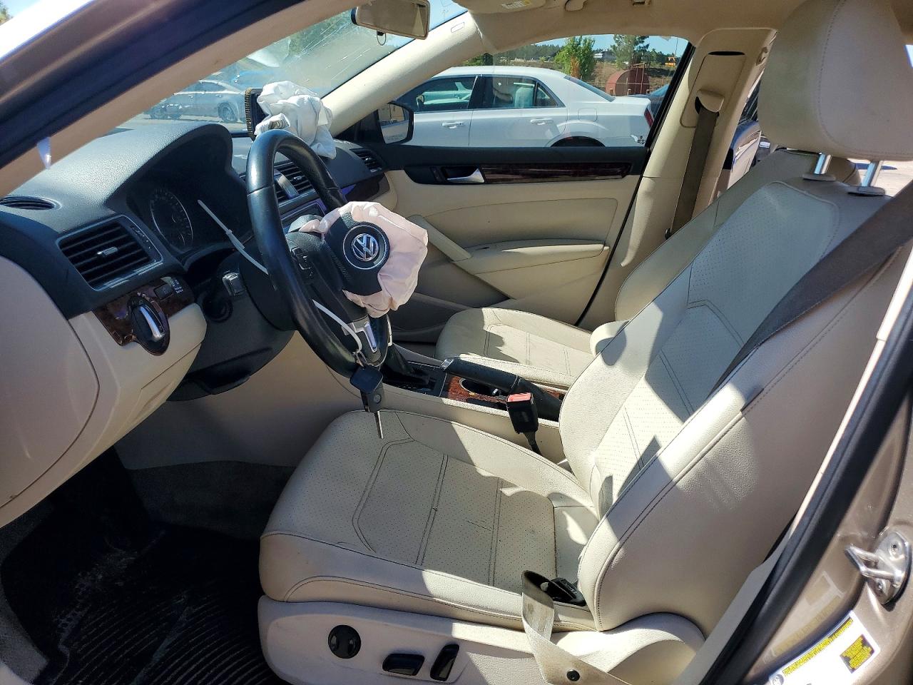 2015 Volkswagen Passat Se Tan vin: 1VWBV7A33FC038743