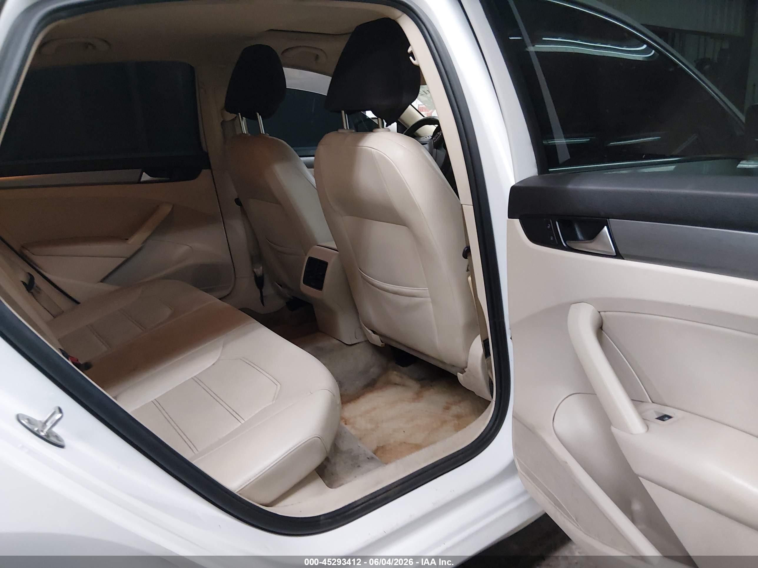 2015 Volkswagen Passat 2.0l Tdi Se White vin: 1VWBV7A33FC051203