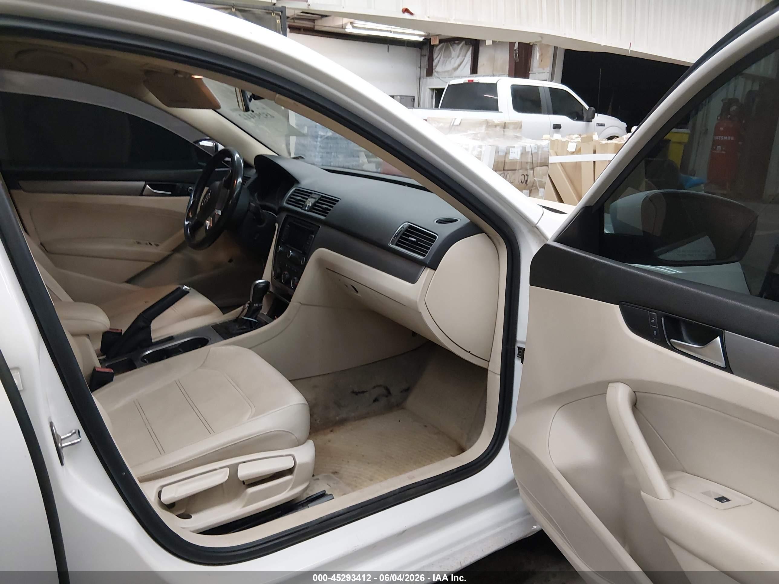 2015 Volkswagen Passat 2.0l Tdi Se White vin: 1VWBV7A33FC051203