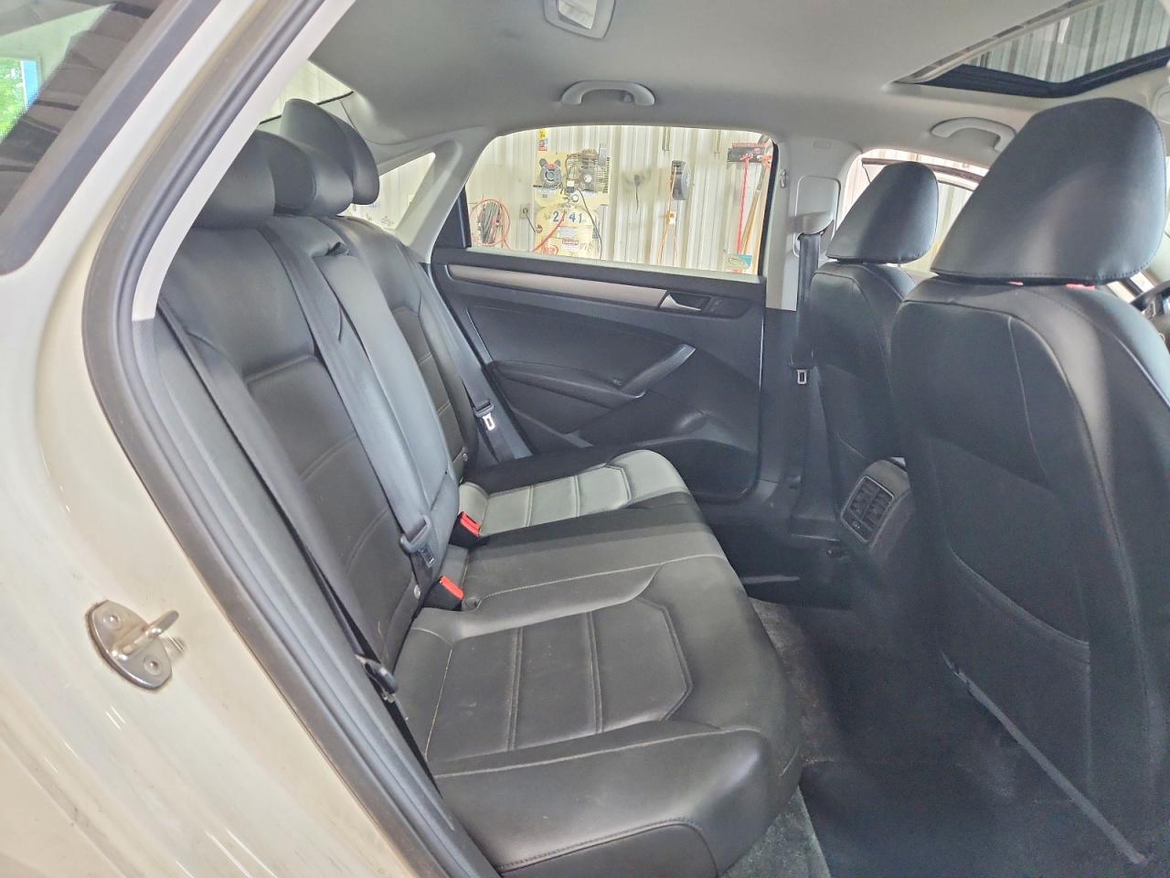 2015 Volkswagen Passat Se White vin: 1VWBV7A33FC105048