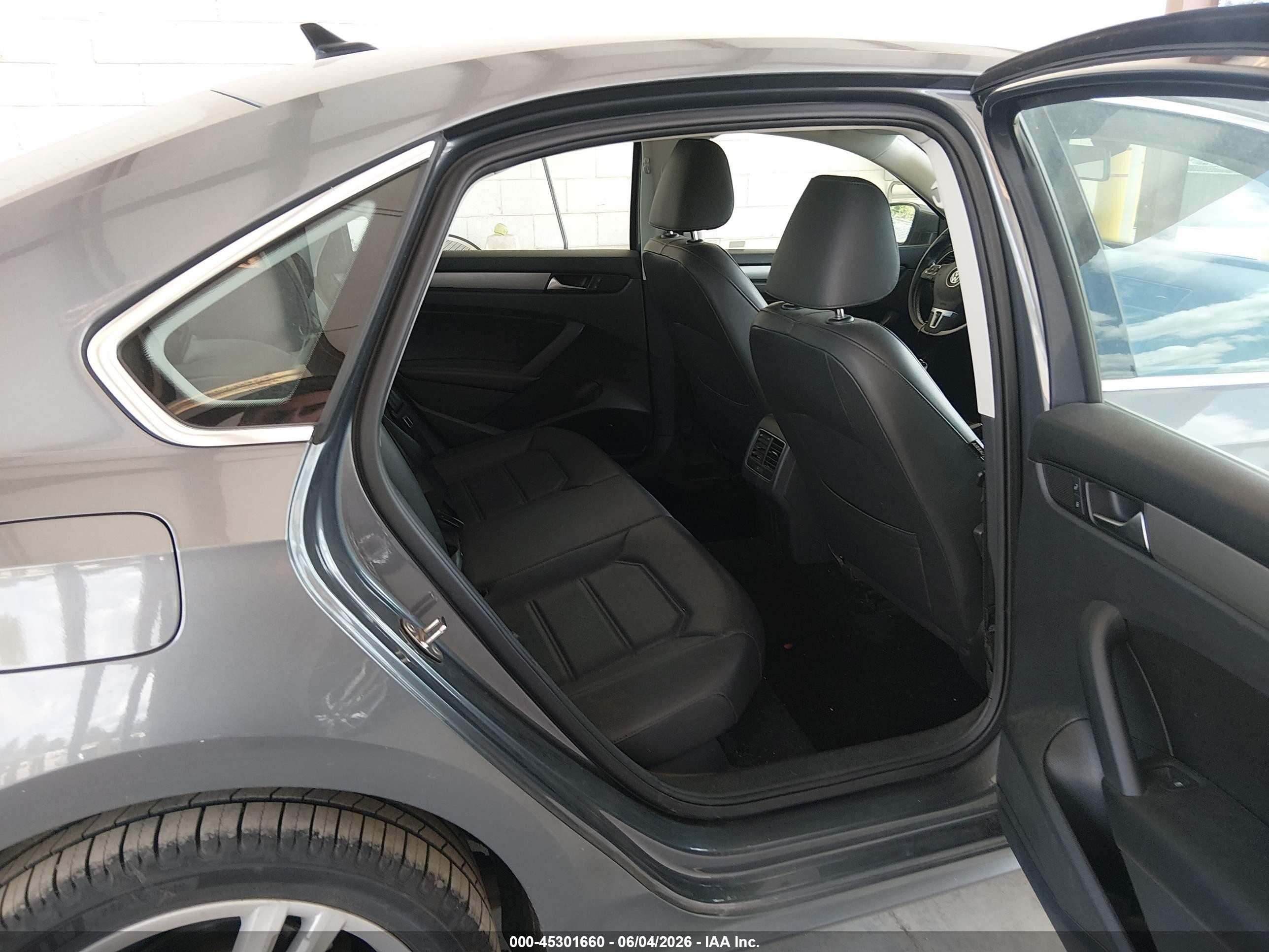2015 Volkswagen Passat 2.0l Tdi Se Gray vin: 1VWBV7A33FC122240