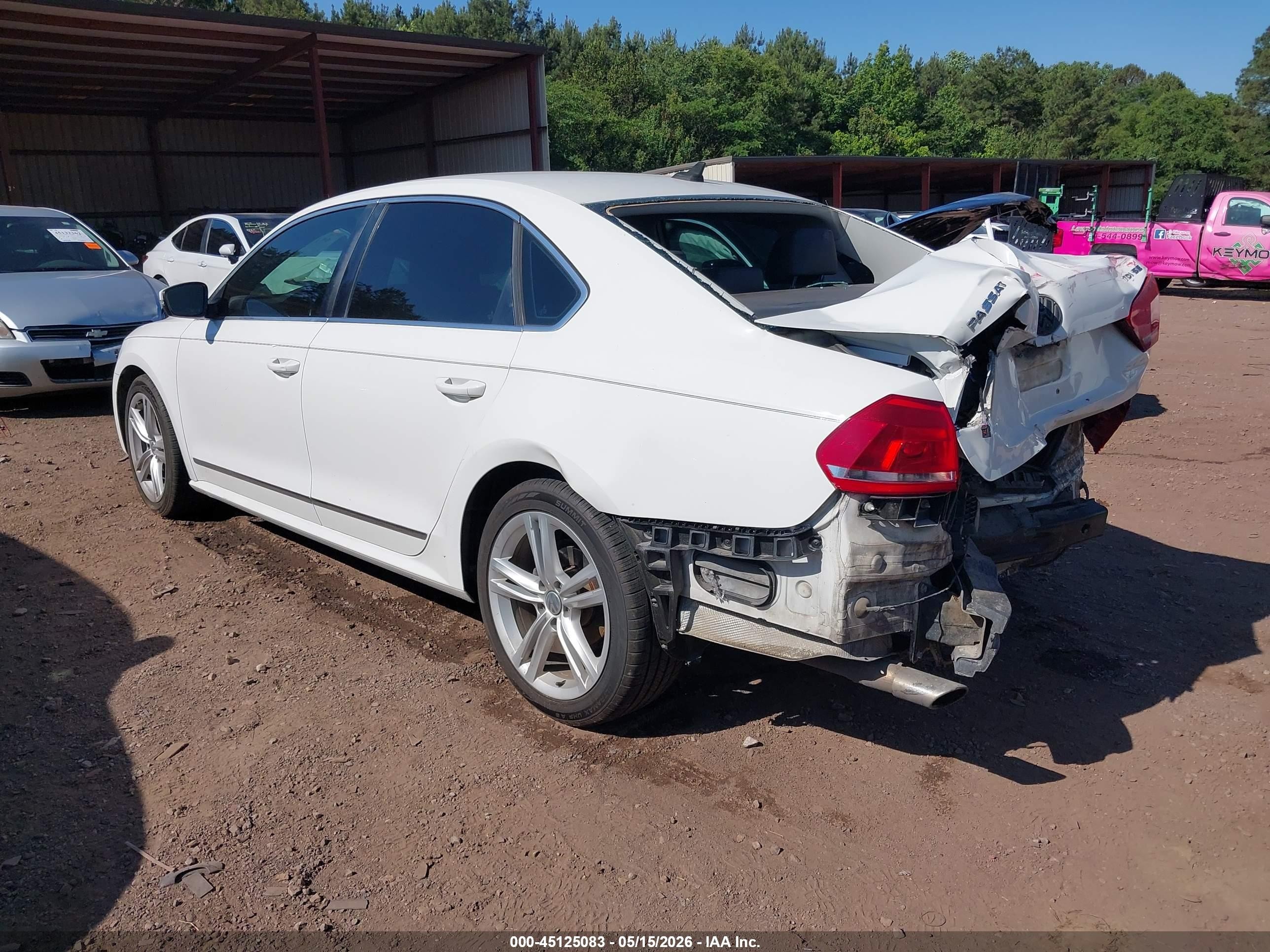 2015 Volkswagen Passat 2.0l Tdi Se White vin: 1VWBV7A35FC034953