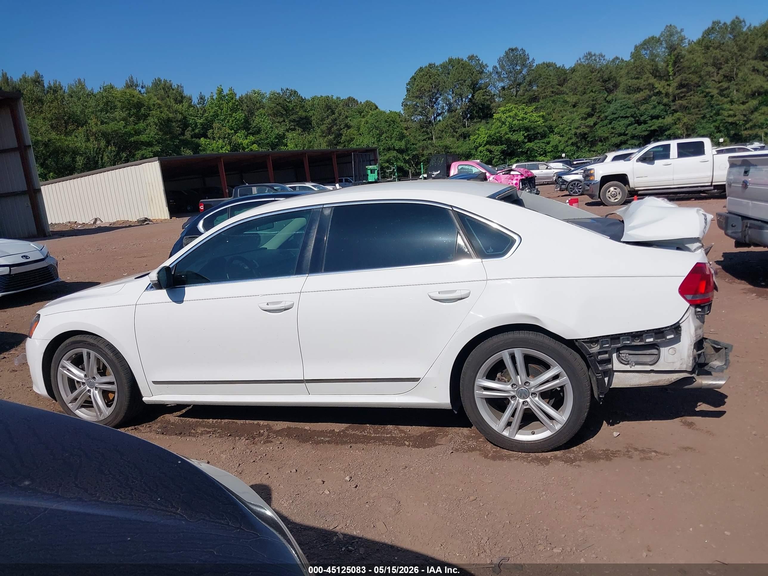 2015 Volkswagen Passat 2.0l Tdi Se White vin: 1VWBV7A35FC034953