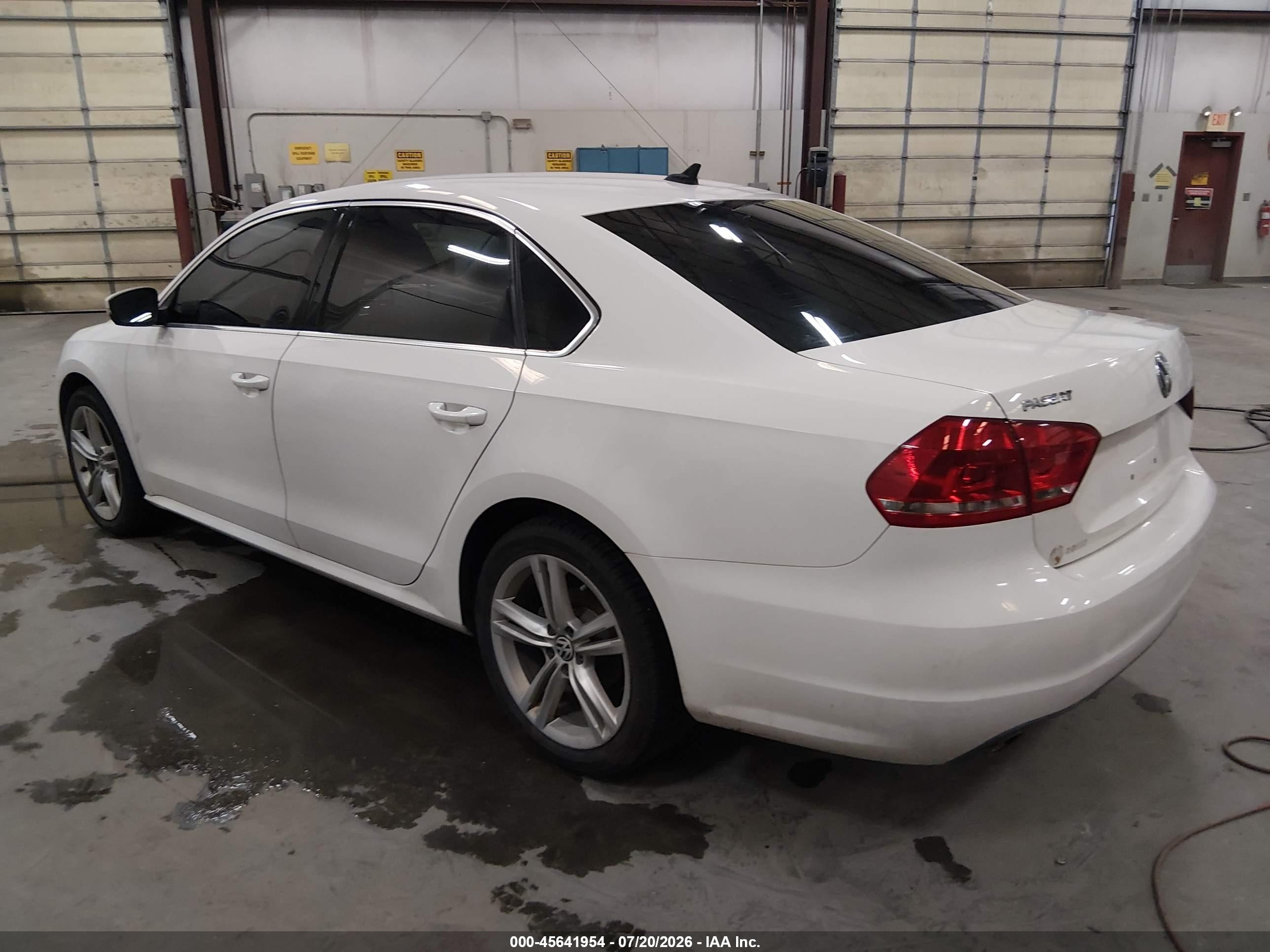 2015 Volkswagen Passat 2.0l Tdi Se White vin: 1VWBV7A35FC045466