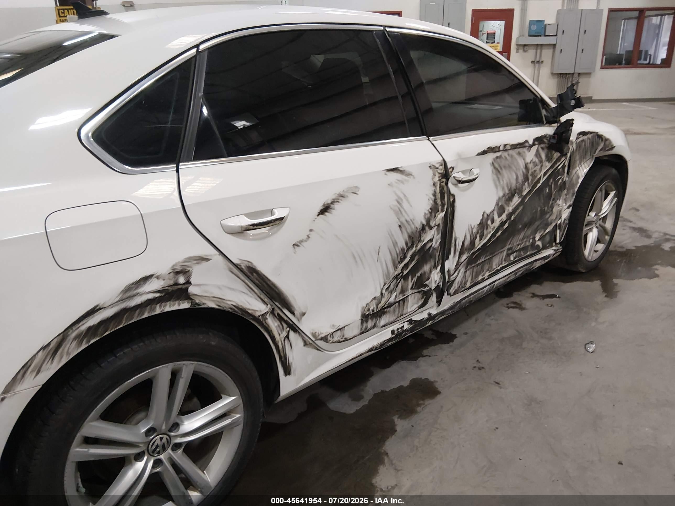 2015 Volkswagen Passat 2.0l Tdi Se White vin: 1VWBV7A35FC045466