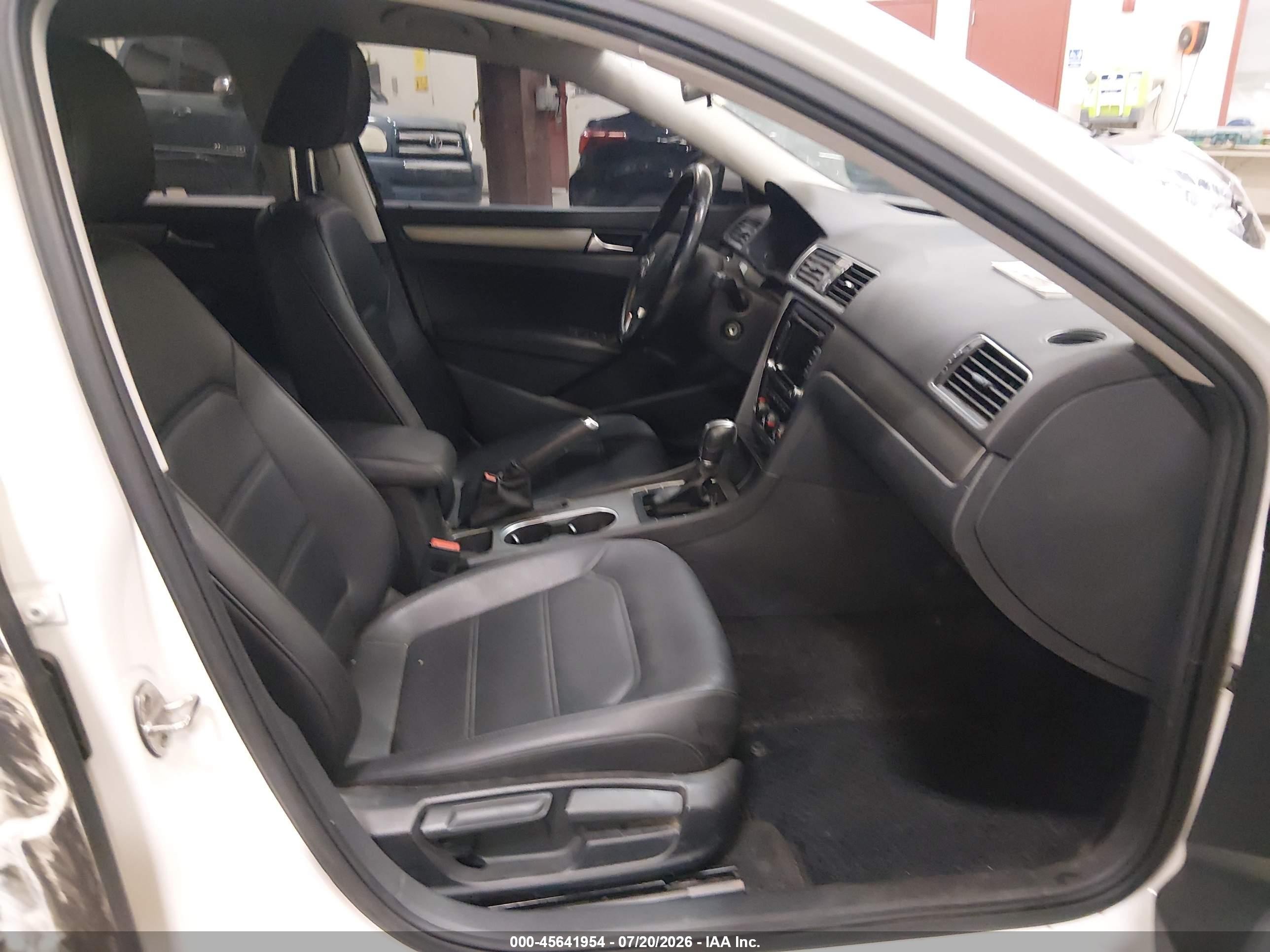 2015 Volkswagen Passat 2.0l Tdi Se White vin: 1VWBV7A35FC045466